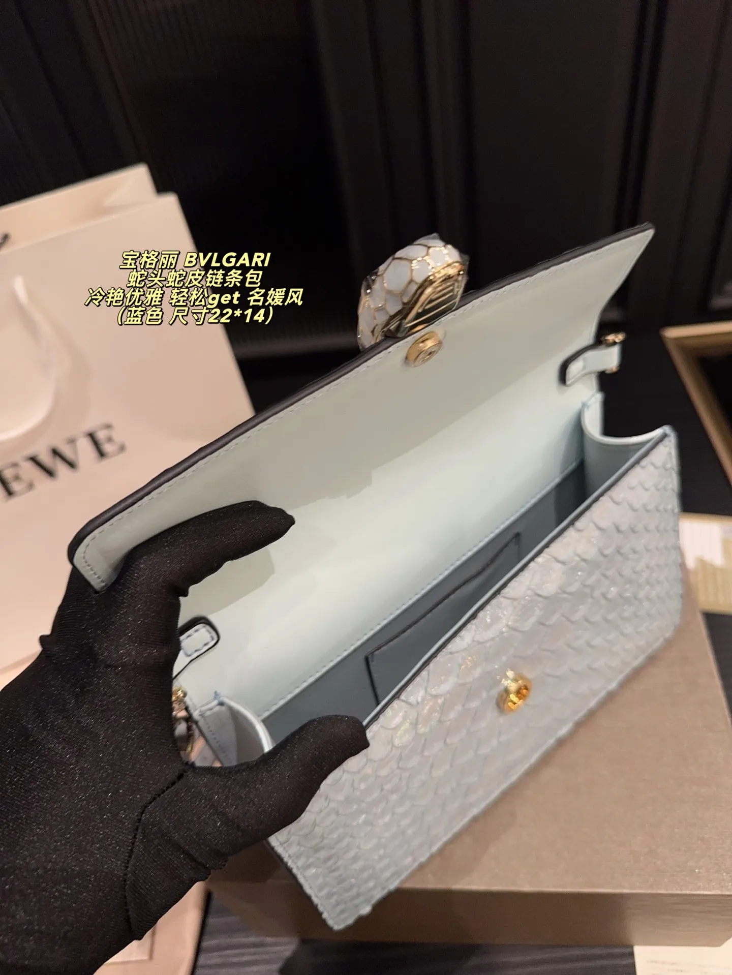 P215 配折叠盒⚠️尺寸22*14 宝格丽 BVLGARI 蛇头蛇皮链条包 冷艳优雅 女神都爱背的宝格丽蛇头包 轻松get 名媛风 包包实物材质细节做的很有质感 蛇头锁扣是珐琅材质 搭配的宝石拼色给整只包增添了神秘高级感