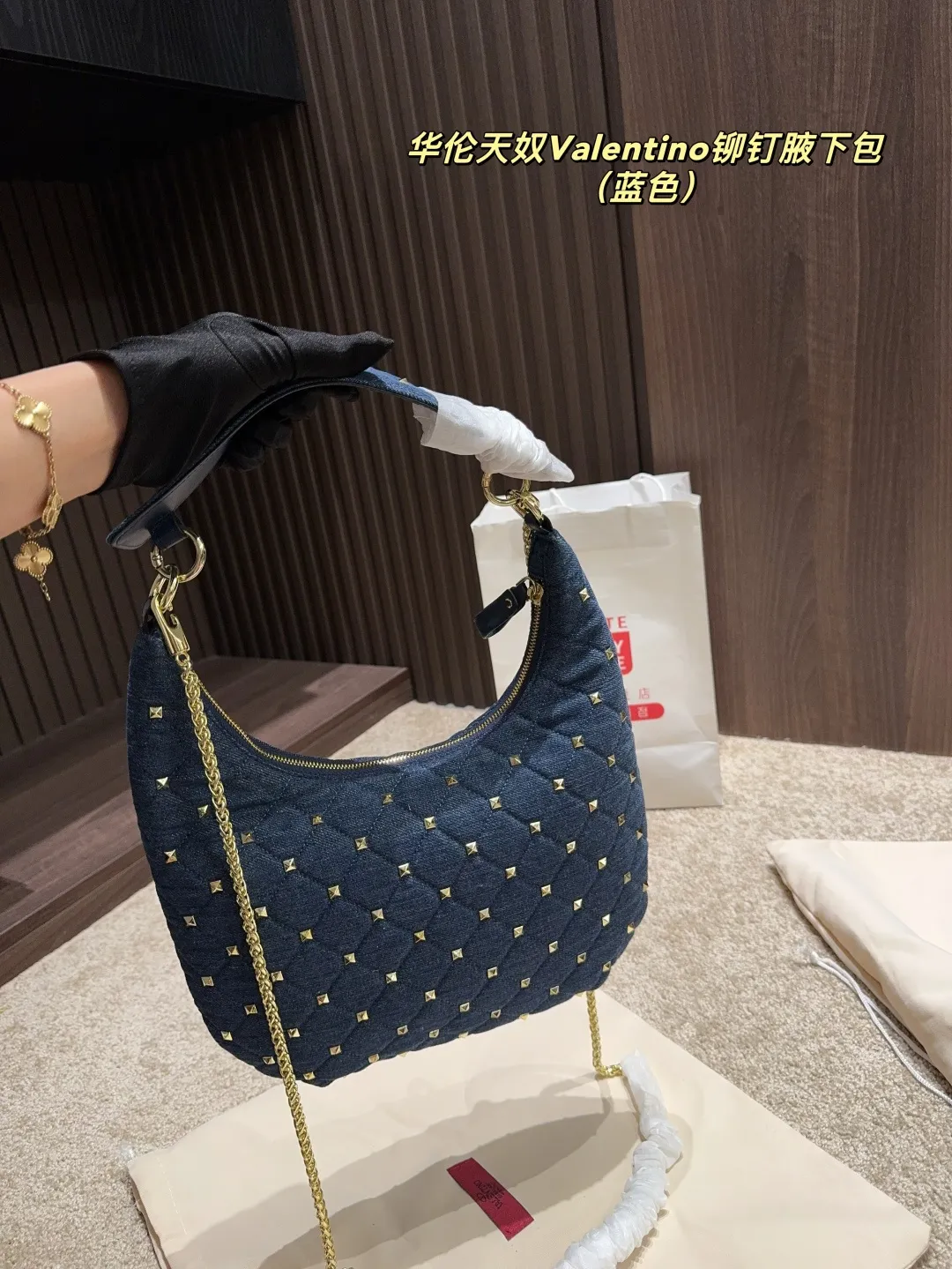 p160配折叠盒⚠️尺寸16.19 华伦天奴Valentino铆钉腋下包 超经典的华伦天奴铆钉包，永不过时的时尚单品！💖每一款都超美，经典百搭，时尚度满分～✨