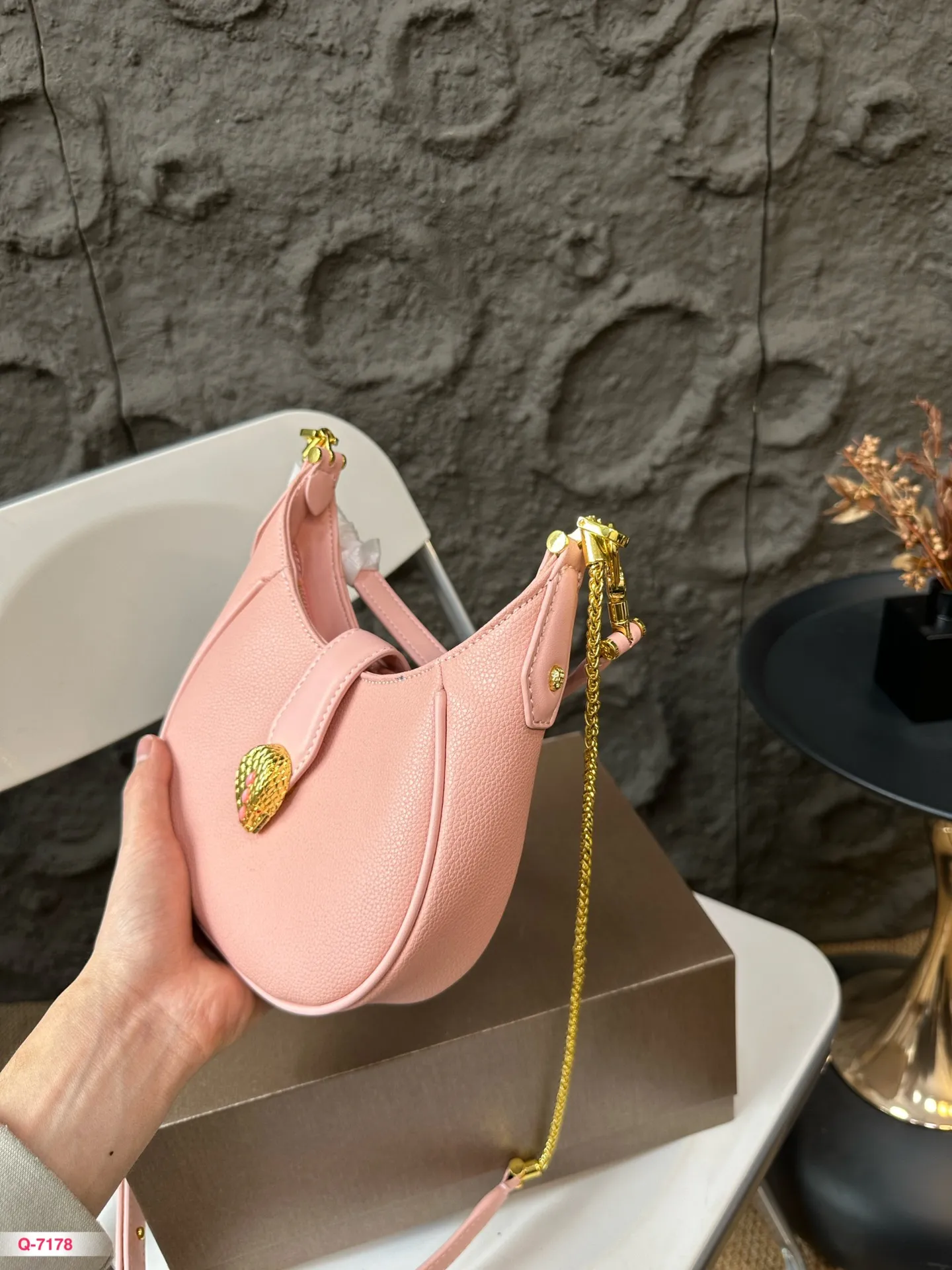 💰220 配折叠盒 宝格丽短肩带腋下背!荔枝纹牛皮金属长肩带可以斜挎!就算腋下包的风过去了还可以继续斜挎!摩登时髦简约! 我个人非常喜欢的链条提手十 宽肩带设计,链条斜挎包也炒鸡可爱!鲜艳的配色!小小的个头!很难说不爱!尺寸19.14cm