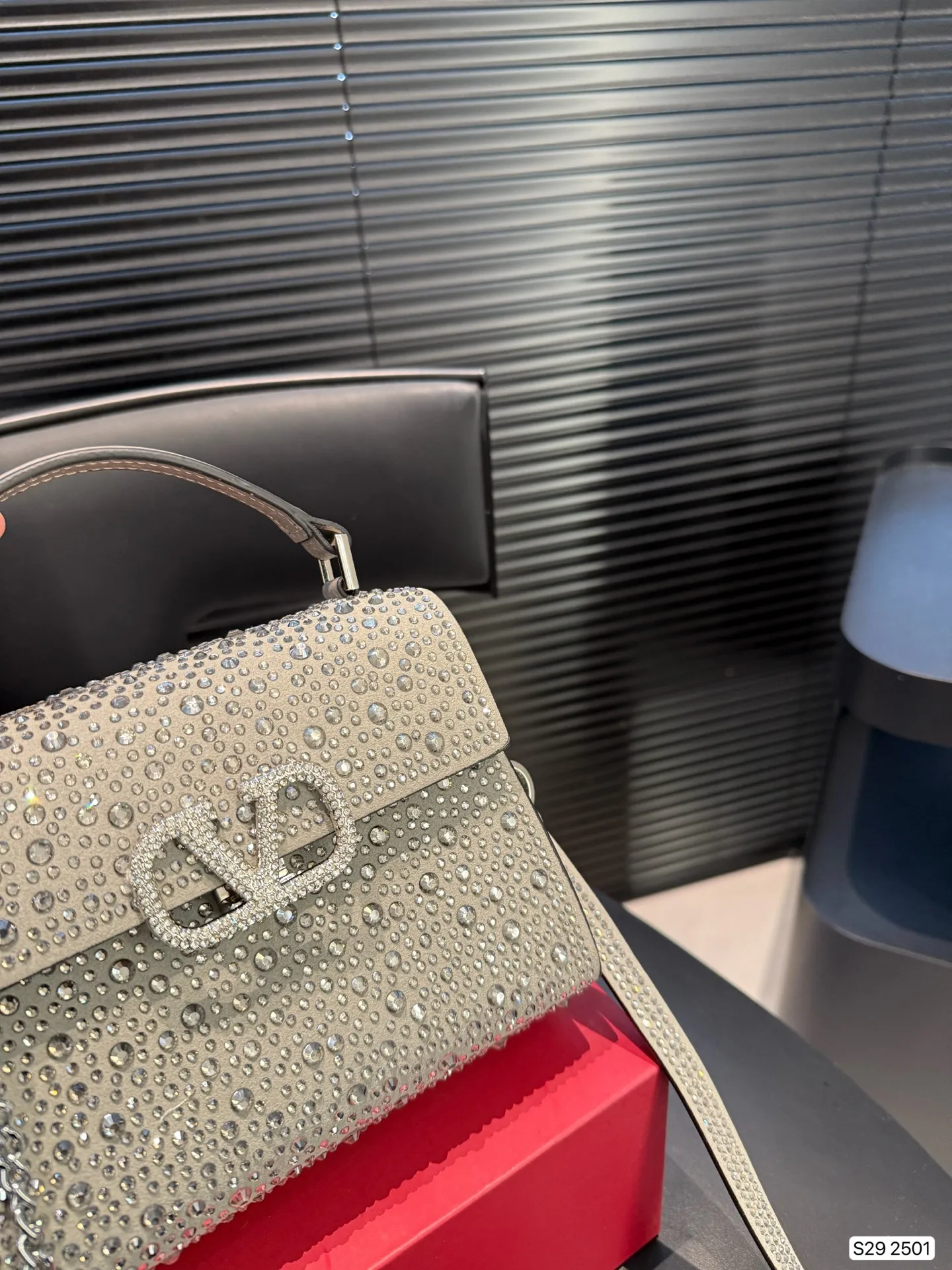 P195 配折叠盒子 valentino vsling 满钻托特包 华伦天奴一款手提包,连接肩带的话,可以作为单肩包 或斜挎包使用 包包正面的V标华伦天奴特有的标志 高级感 时髦 good #华伦天奴尺寸:19 14 货号2501