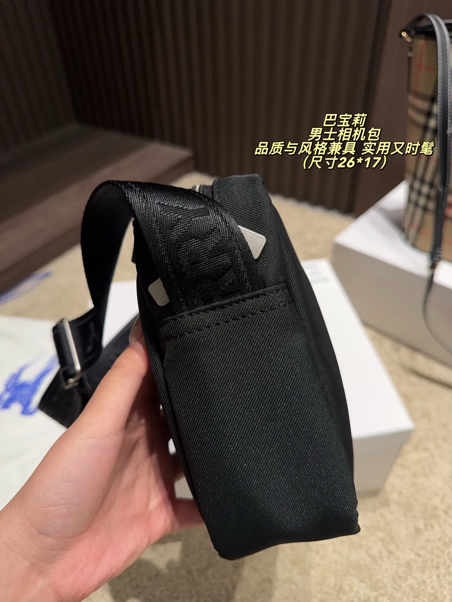 P160配盒⚠️尺寸26*17 Burberry 巴宝莉 男士相机包 黑色尼龙材质+战马刺绣,英伦风满满!双隔层设计,收纳超方便。肩带可调节,斜挎or手提都OK,通勤、旅行都能轻松驾驱。尼龙轻便耐用,日常出门无压力,实用又时髦,是Burberry经典系列,品质与风格兼具,超适合追求质感的你!