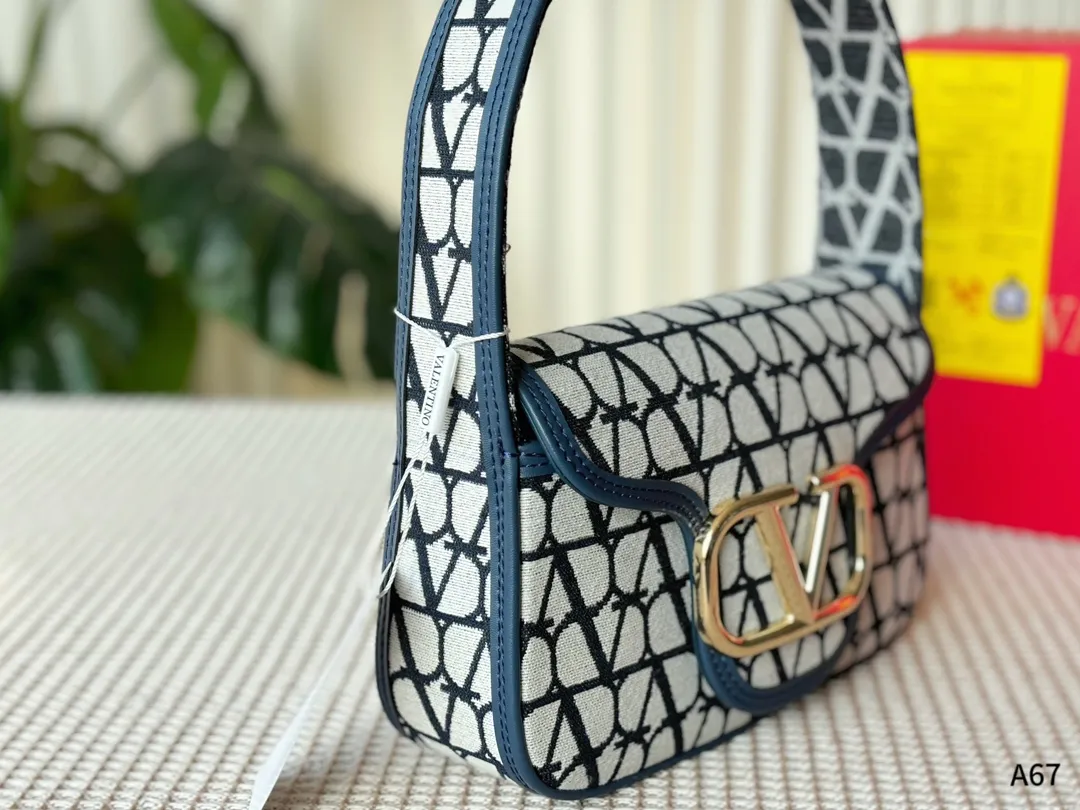 💰135 折叠礼盒包装 🌟Valentino 华伦天奴Loco 绝美仙女必备 也太好看了叭 手提单肩都🉑 解锁时尚魅力 可盐可甜 做整条街最靓的女孩👩🏼🦱 尺寸:23-7-13