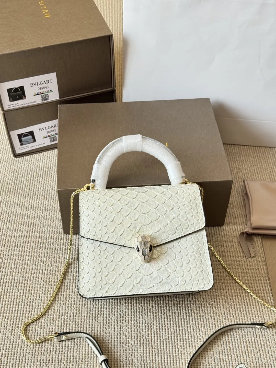 顶级原单 纯牛皮 p285 宝格丽Bvlgari 神仙合作款 Ss24限定系列 撞色新款 原版珐琅蛇头 A爆啦 原单品 Woc风琴包 内里原版隔断 [得意]可单肩可斜挎 万年不过时 专柜对版 彰显高级品味 如果女人衣柜里面没有一款宝格丽就称不上一个完美的女人❤️进口原版珐琅蛇头扣 五金扣好质感巨百搭，质量好到爆棚 版型油边超级牛[得意][得意]细节决定品质[玫瑰]尺寸：20 18cm