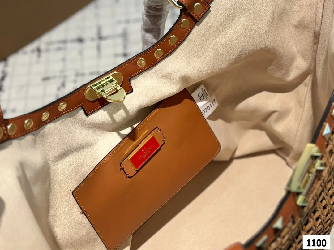 P190 Valentino 华伦天奴编织包24春夏浓浓的度假风,却也适合日常觉得这样的包包得有一个,毕竟,海浪、沙滩,没人想拒绝# 尺寸:31 29