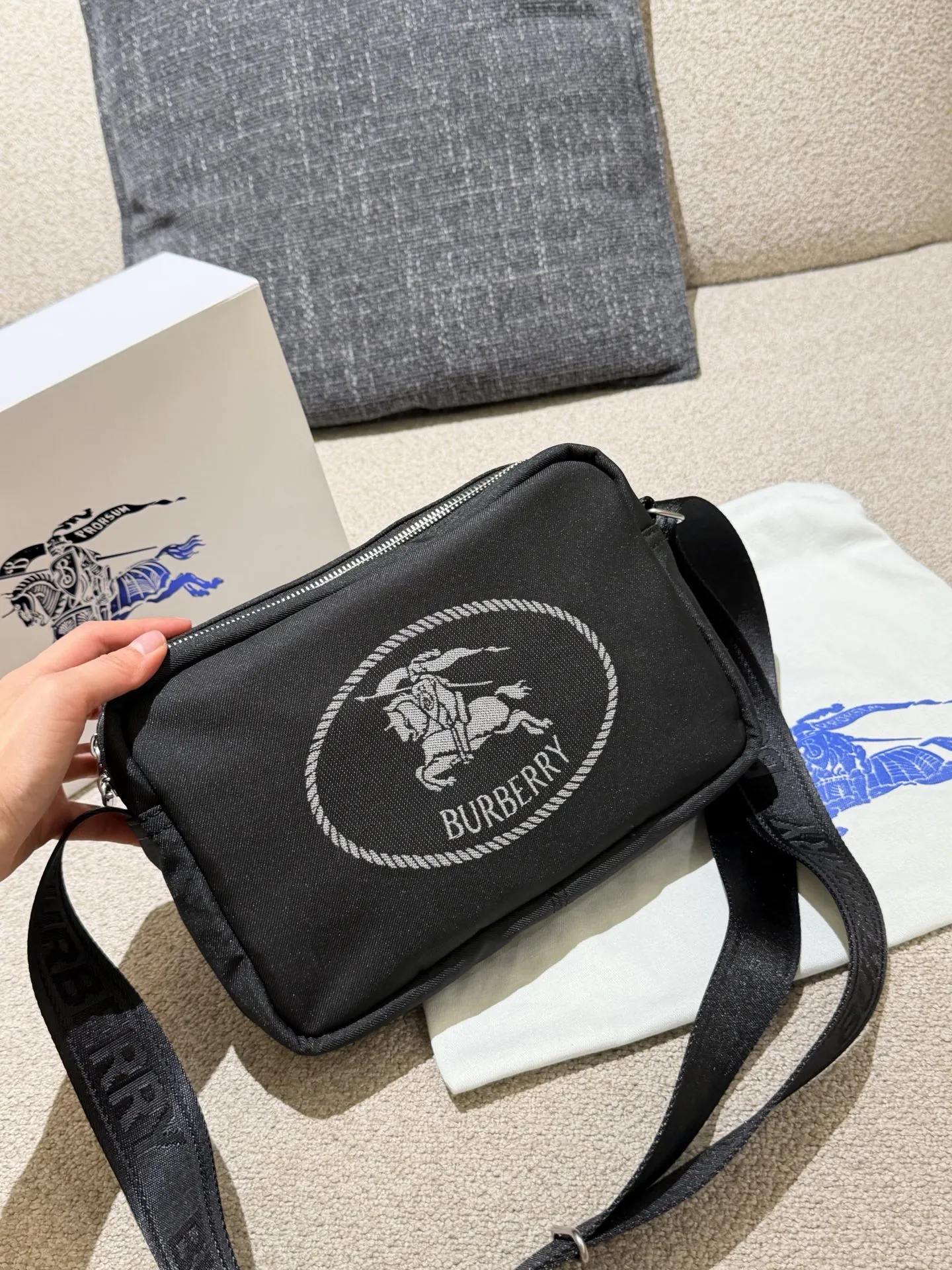 p160 巴宝莉男包秋冬季轻便穿搭 巴宝莉 斜背包，装饰与内衬配色呼应的精纺崁纱骑士印章，以反光纱线打造，源自 1980 年代品牌包款的典藏图案。肩背带点缀同色系 Bur字母徽标，可调节缔造肩背或斜挎造型。 尺寸:26.5 x 9 x 18cm配盒子