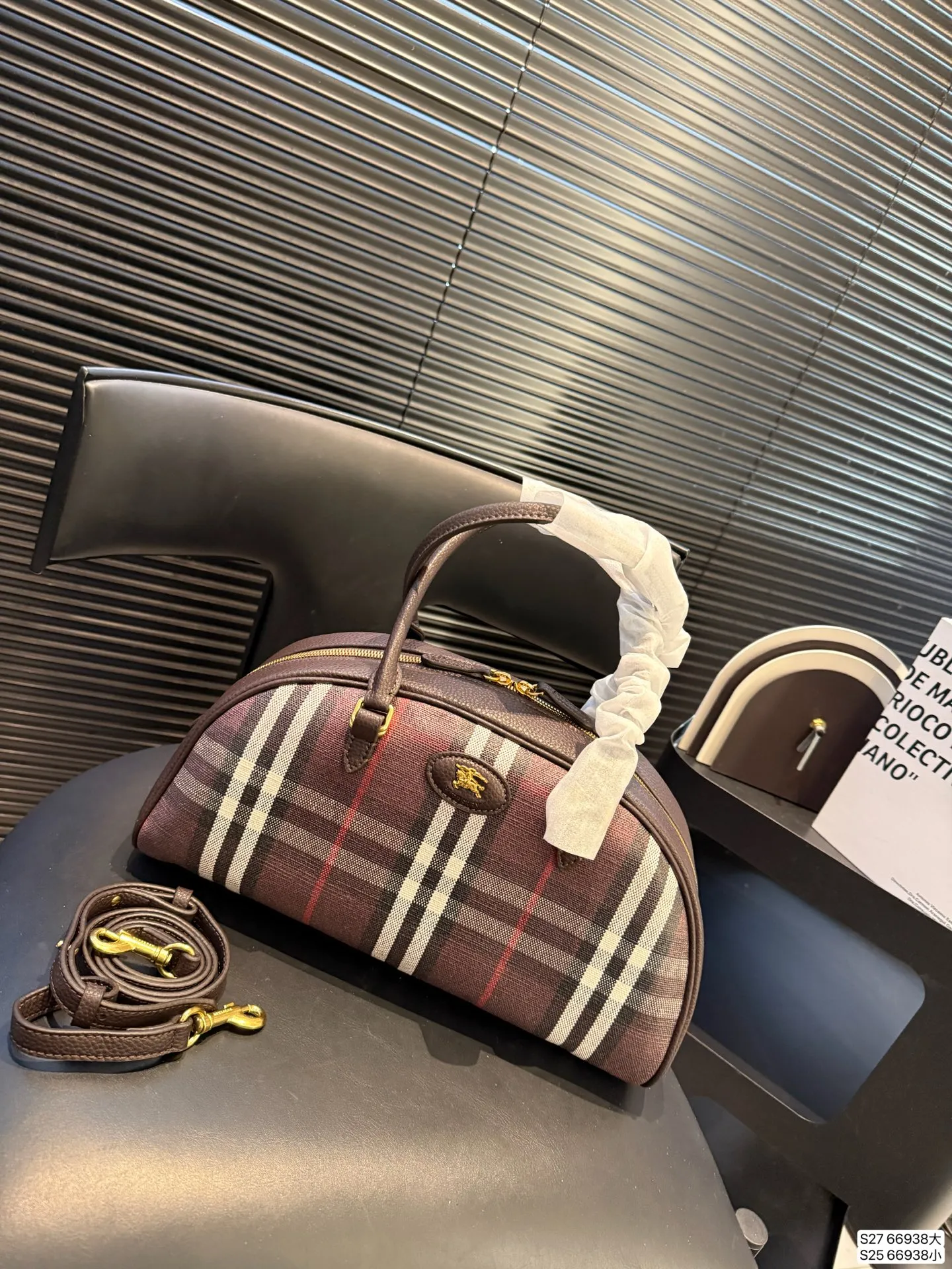 大号P185小号P175 巴宝莉一眼沦陷的复古优雅 救命！包包也太戳我心巴了吧🥰 经典的格纹元素，搭配复古的贝壳包型，真的是把优雅刻进了DNA里！ 它的容量也超棒，日常出门需要带的手机、口红、粉饼什么的，都能轻松装下。而且还有长肩带，可以手提尺寸大34 18 小19 13 货号66938