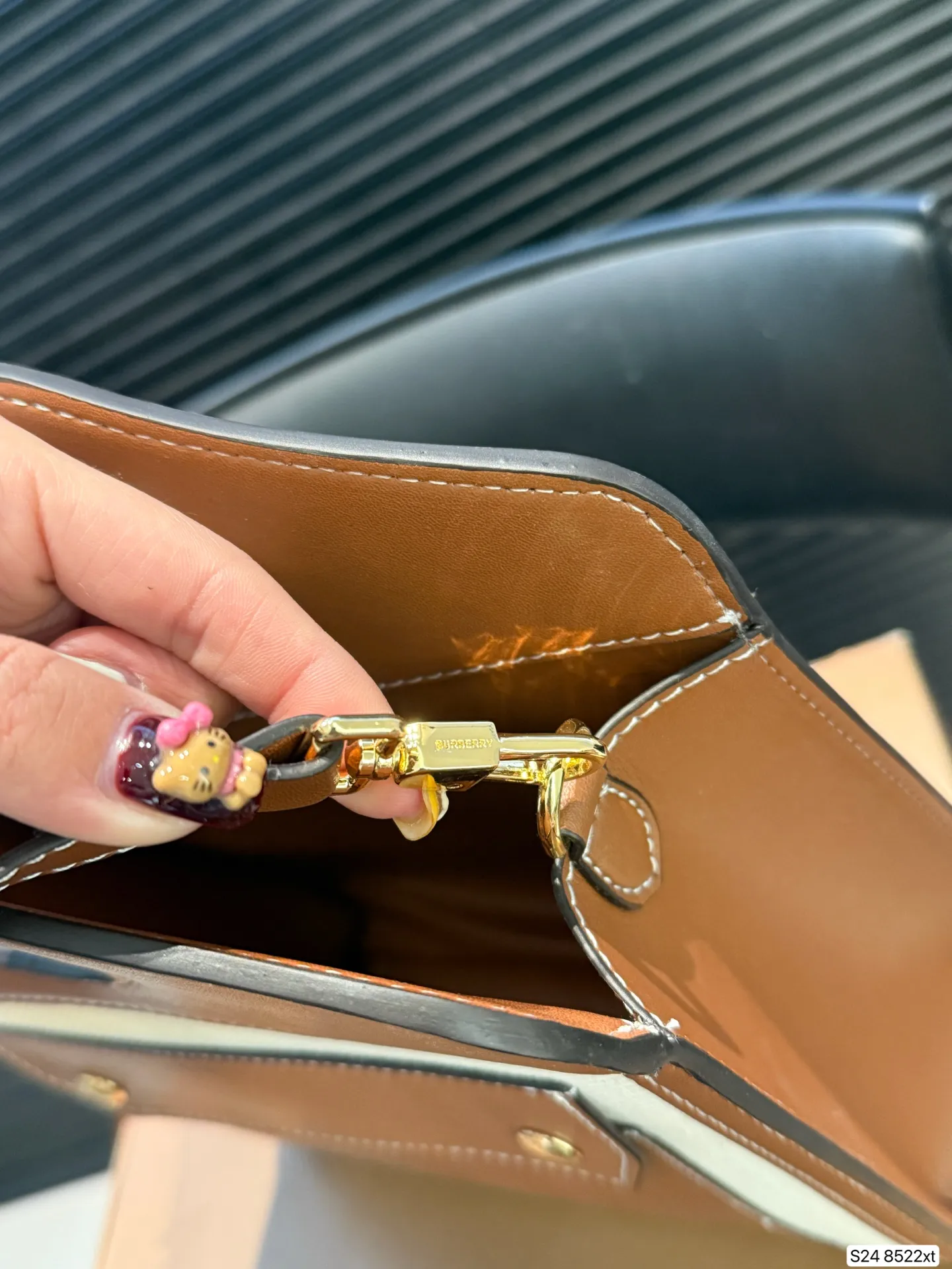 P170 配折叠盒 这款包包算是Burberry家的爆款啦‼️白棕双拼，满满的复古文艺风，又有一种优雅的高级感，更是时尚达人明星街拍的常客了～ 尺寸23 22 货号8522