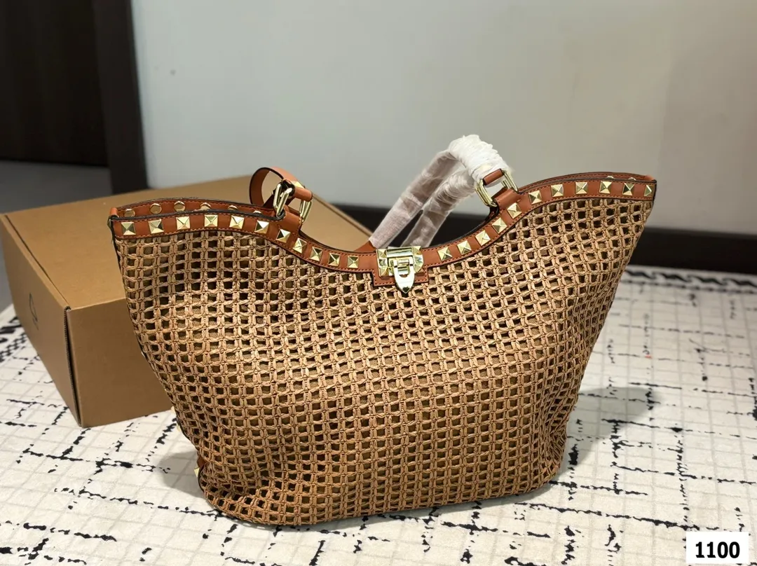 P190 Valentino 华伦天奴编织包24春夏浓浓的度假风,却也适合日常觉得这样的包包得有一个,毕竟,海浪、沙滩,没人想拒绝# 尺寸:31 29