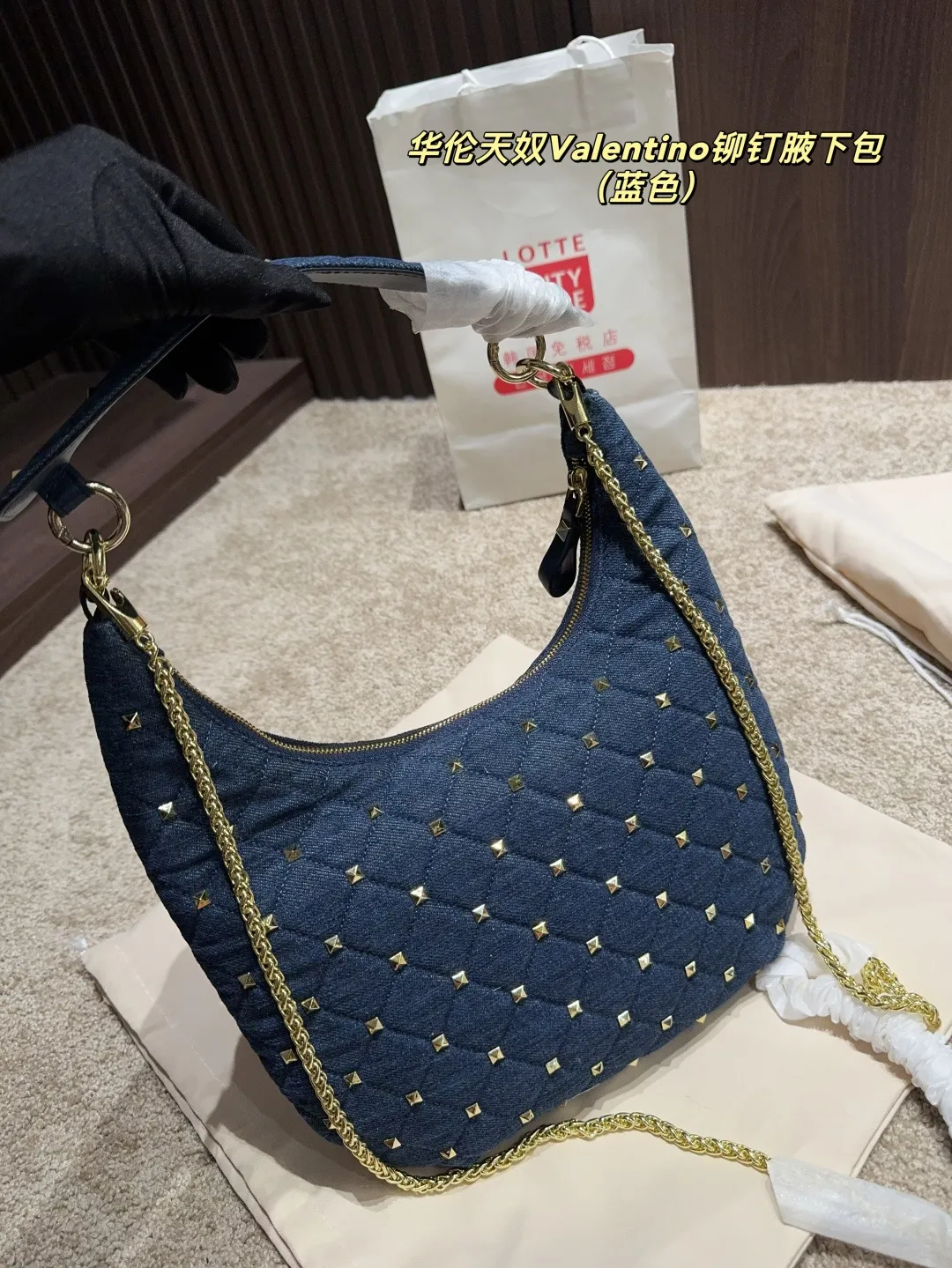 p160配折叠盒⚠️尺寸16.19 华伦天奴Valentino铆钉腋下包 超经典的华伦天奴铆钉包，永不过时的时尚单品！💖每一款都超美，经典百搭，时尚度满分～✨