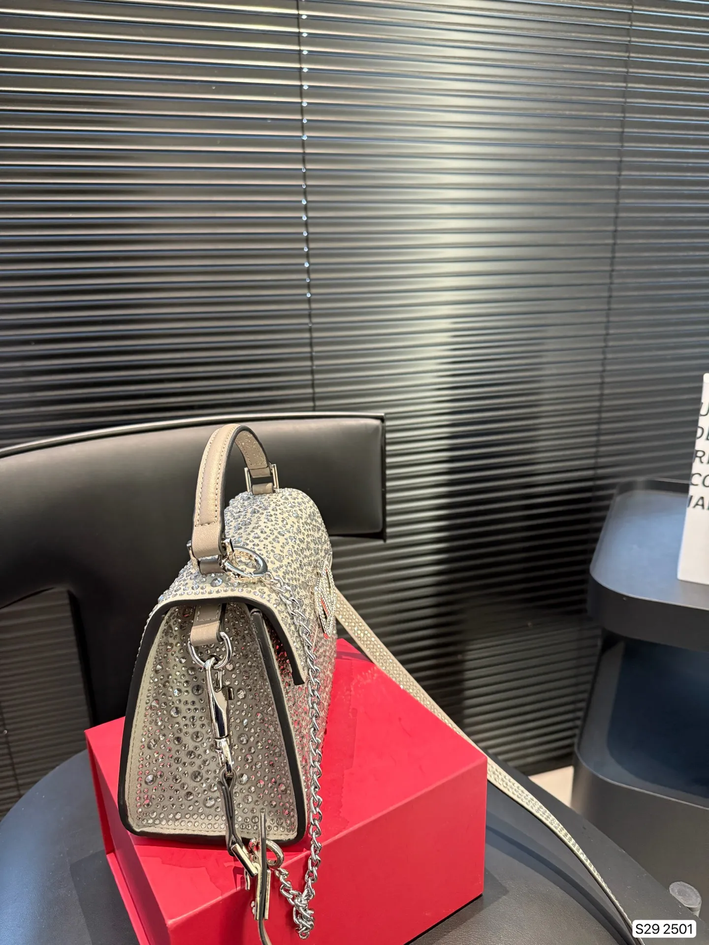 P195 配折叠盒子 valentino vsling 满钻托特包 华伦天奴一款手提包,连接肩带的话,可以作为单肩包 或斜挎包使用 包包正面的V标华伦天奴特有的标志 高级感 时髦 good #华伦天奴尺寸:19 14 货号2501