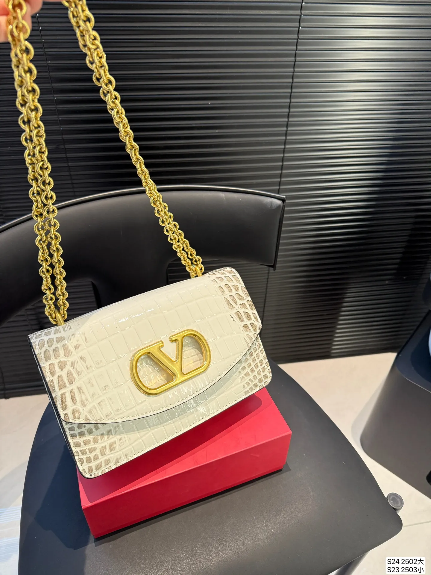 大号P170 小号P165 配折叠盒子 华伦天奴链条包Valentino SS25 Vain系列链条包打造简约复古风尚光面牛皮革触感高级金属吸扣开合方式 珠宝盒般使用感受#华伦天奴valentino #复古 # 尺寸:大号24 15 小号19 12 货号大2502 小2503