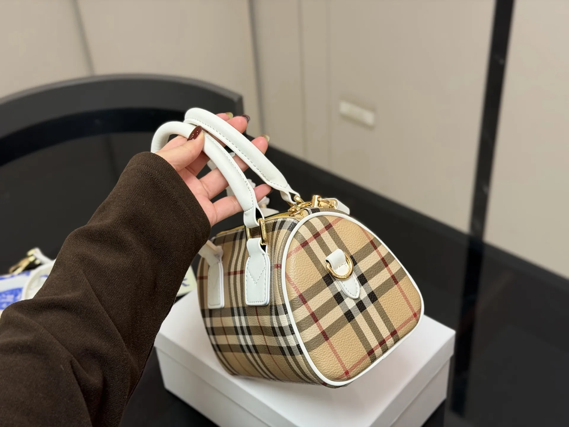 &yen;160 配盒 size:20.13cm 巴宝莉｜敲可爱的枕头包~ 多配色、手提斜挎随心搭配~