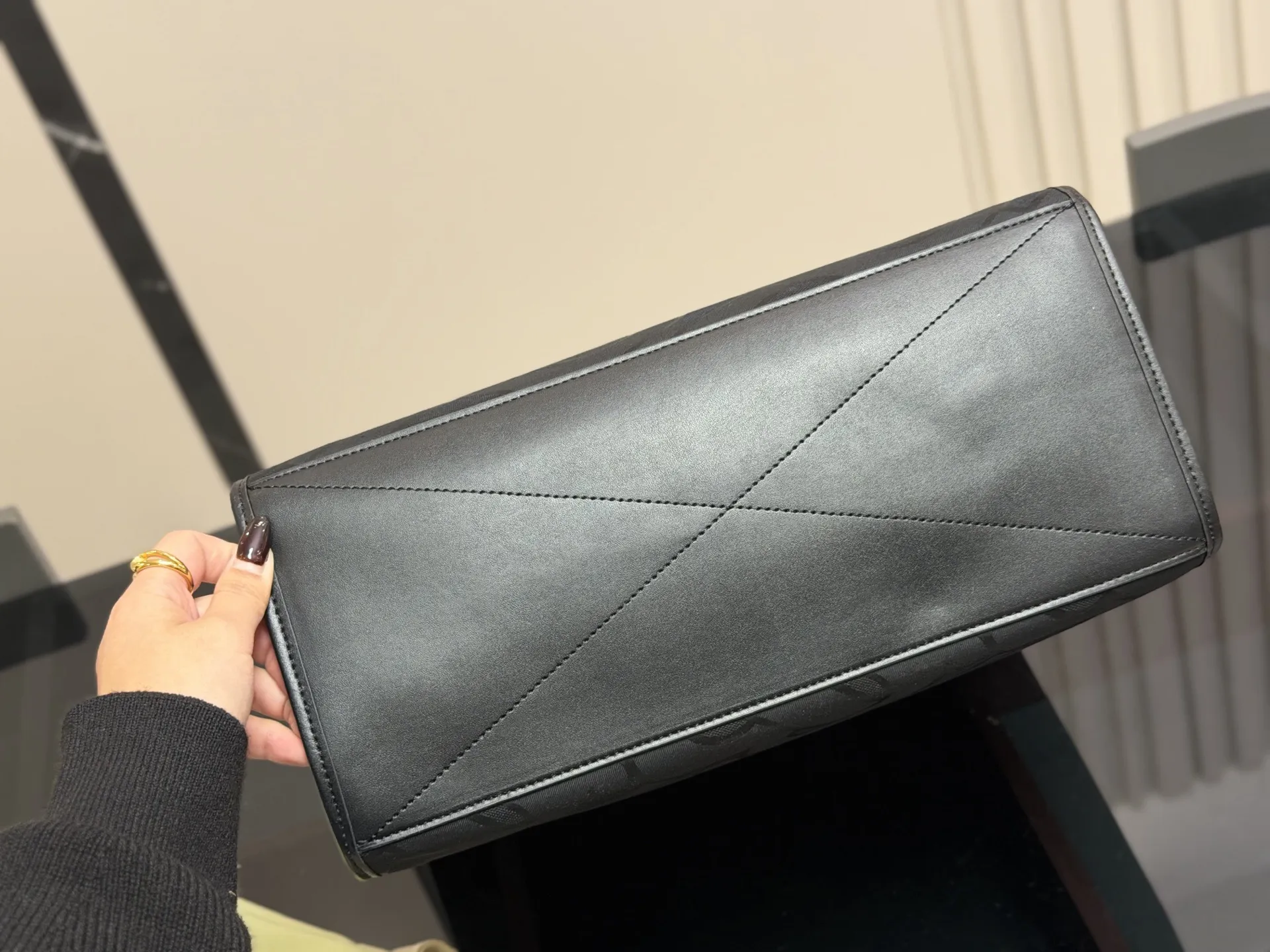 ¥175 巴宝莉购物袋🛍️ 帆布面料✅ 大容量 满足日常 特别适合宝妈 超级能装! 尺寸: 35.36cm