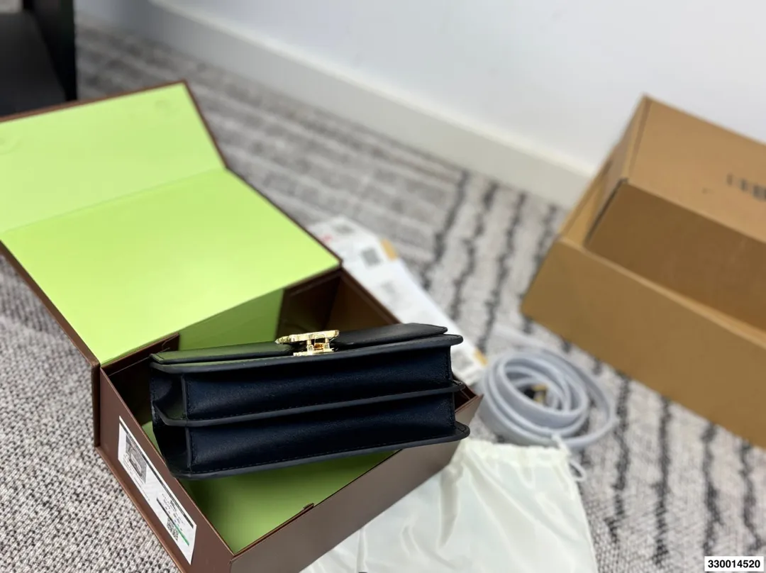 p170 配礼盒 Burberry巴宝莉TB金扣豆腐包 白色超美太适合春夏了 尺寸22.15