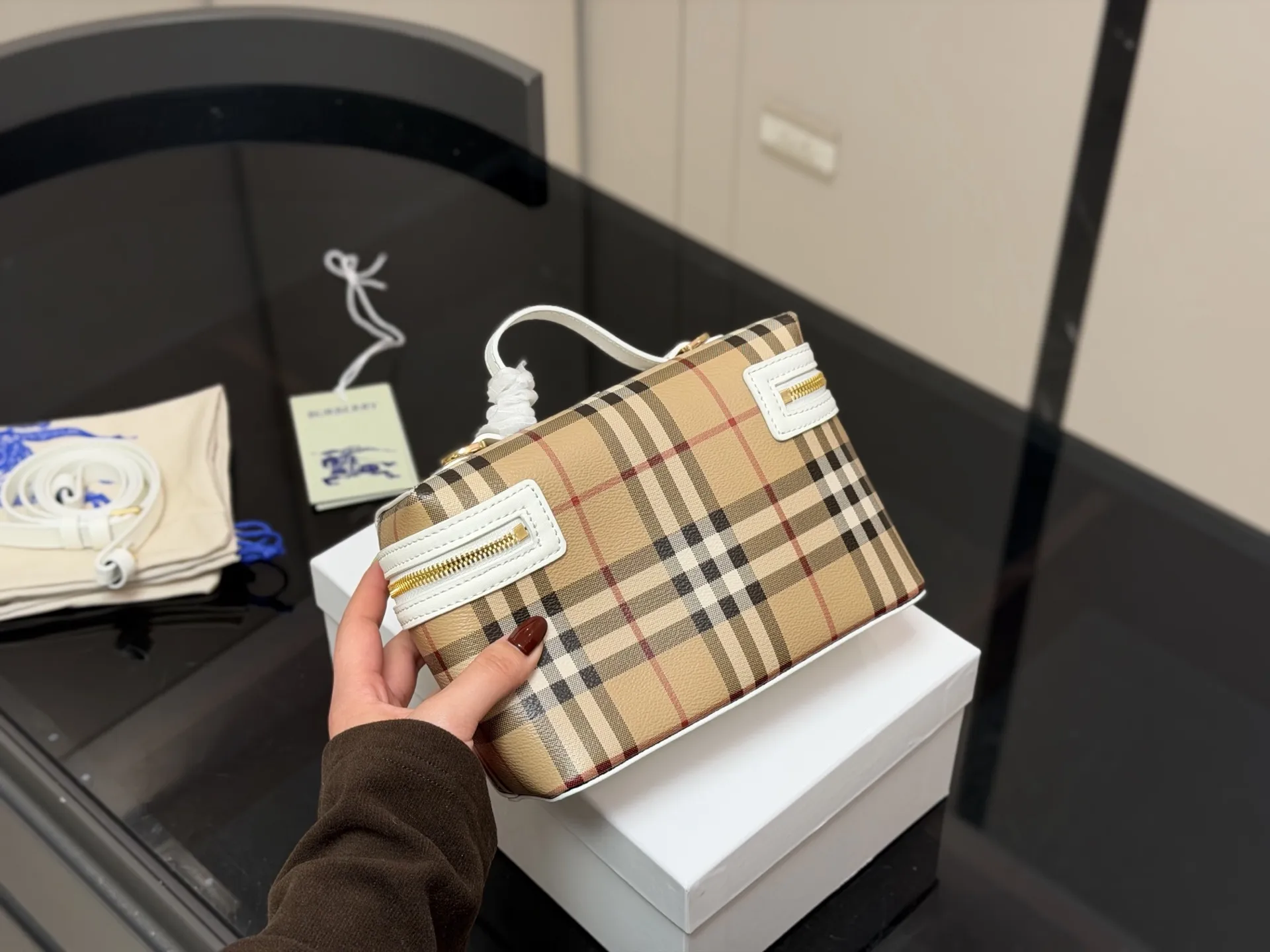 &yen;170 配盒 size：20（底宽）*14cm（高） 巴宝莉LP小盒子包 性价比超高的一只格纹小盒子 真的好可爱呀 可甜可盐太可爱啦！ 可以手拿可以肩背长度刚刚好