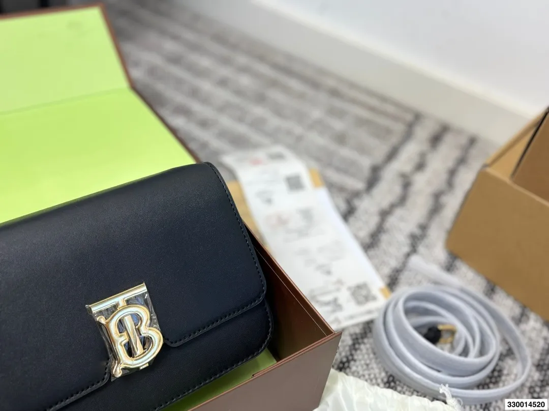 p170 配礼盒 Burberry巴宝莉TB金扣豆腐包 白色超美太适合春夏了 尺寸22.15