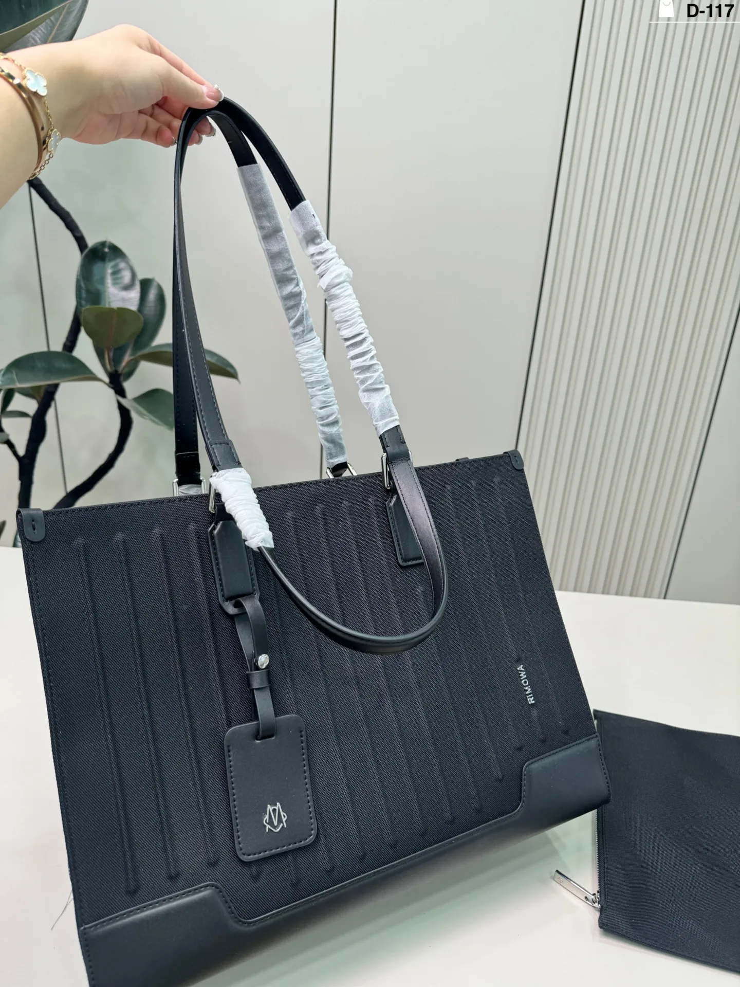 💰p265 D-117尺寸41&times;32 RIMOWA Never Still日默瓦托特包 简约大气，商务or休闲都能轻松驾驭。 还附可拆卸小袋，收纳超方便~