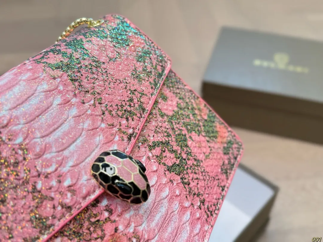 ¥140配盒 宝格丽 Bvlgari蛇头包 ⚠️顶级原单 不愧是开挂般的存在 包身轻便 百搭 给予满满的高级感 尺寸25 17