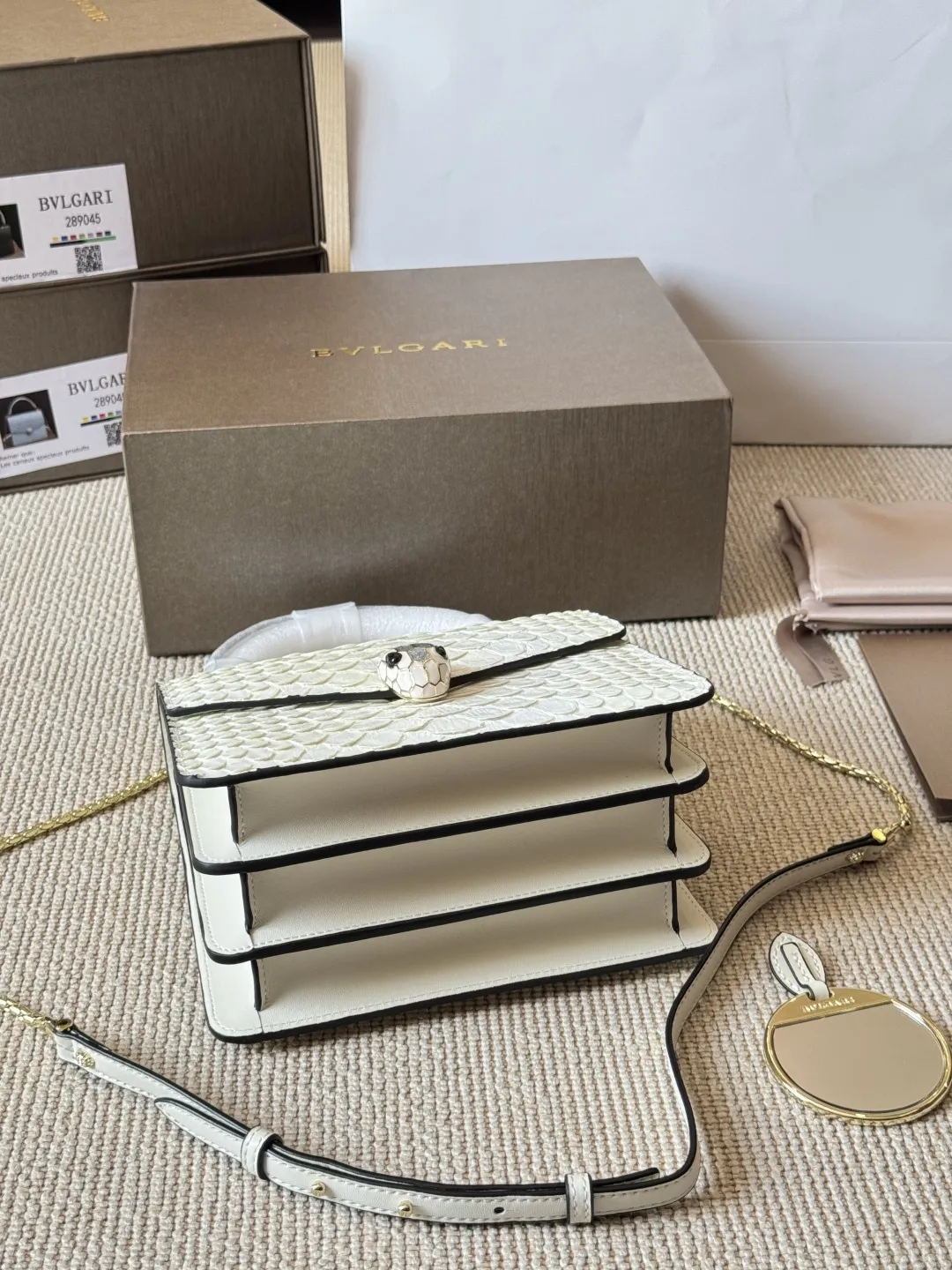 顶级原单 纯牛皮 p285 宝格丽Bvlgari 神仙合作款 Ss24限定系列 撞色新款 原版珐琅蛇头 A爆啦 原单品 Woc风琴包 内里原版隔断 [得意]可单肩可斜挎 万年不过时 专柜对版 彰显高级品味 如果女人衣柜里面没有一款宝格丽就称不上一个完美的女人❤️进口原版珐琅蛇头扣 五金扣好质感巨百搭，质量好到爆棚 版型油边超级牛[得意][得意]细节决定品质[玫瑰]尺寸：20 18cm