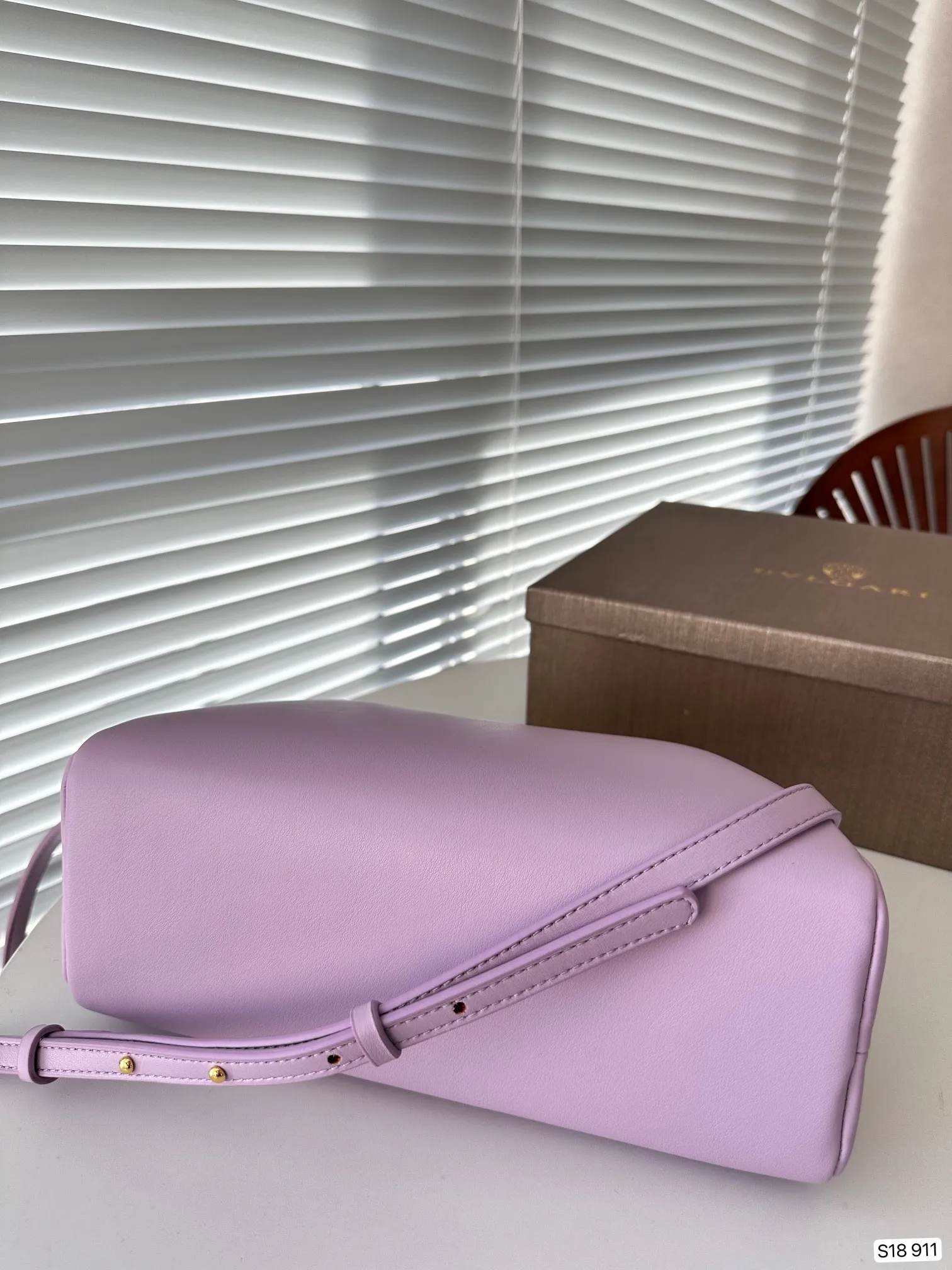 P140 配盒子 酷女孩必备单品甲宝格丽蛇头包 哇塞～这金属蛇形手柄高级感满满 拽拽的金色搭配， 既可手提也可肩背、斜挎 神秘而又酷炫，让人着迷 尺寸：28 14 货号911