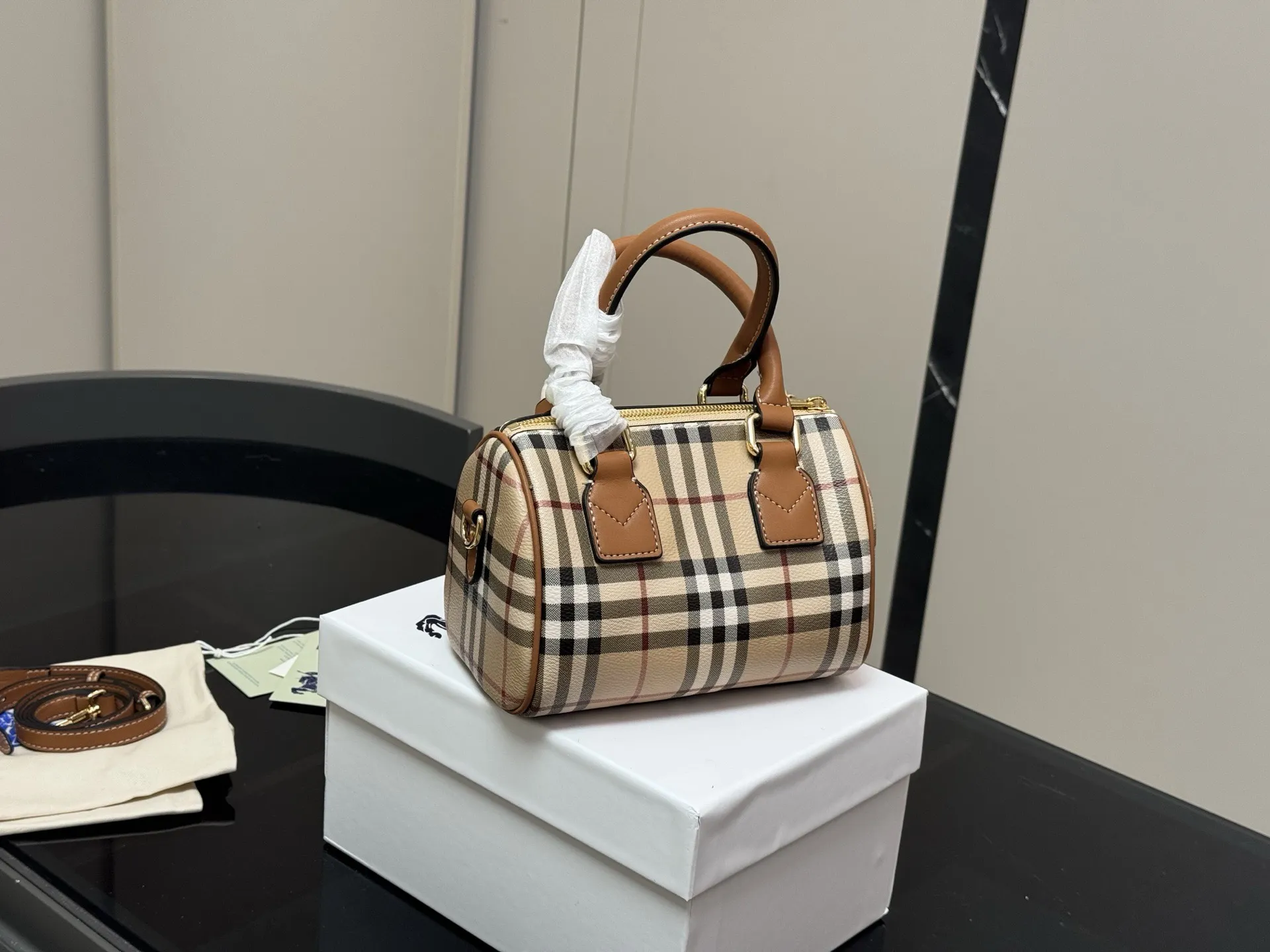 &yen;160 配盒 size:20.13cm 巴宝莉｜敲可爱的枕头包~ 多配色、手提斜挎随心搭配~