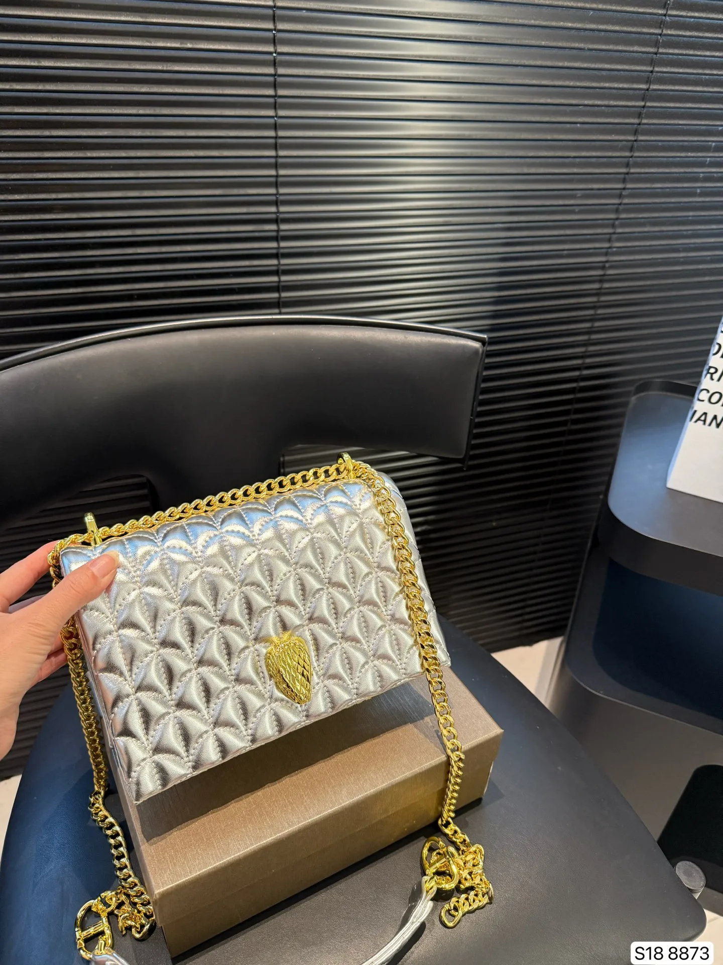 P140 配盒子 只有宝格丽可以把珠宝的精致工艺完美地展现在包包上,体现了罗马艺术灵感与珠宝工艺完美结合。包上满是罗马卡拉卡拉的马赛克图案,也就是我们通常所说的扇子。宝格丽高识别度包包,适合平时和特别场合背,又不会轻易撞包。 尺寸21 14 货号8873