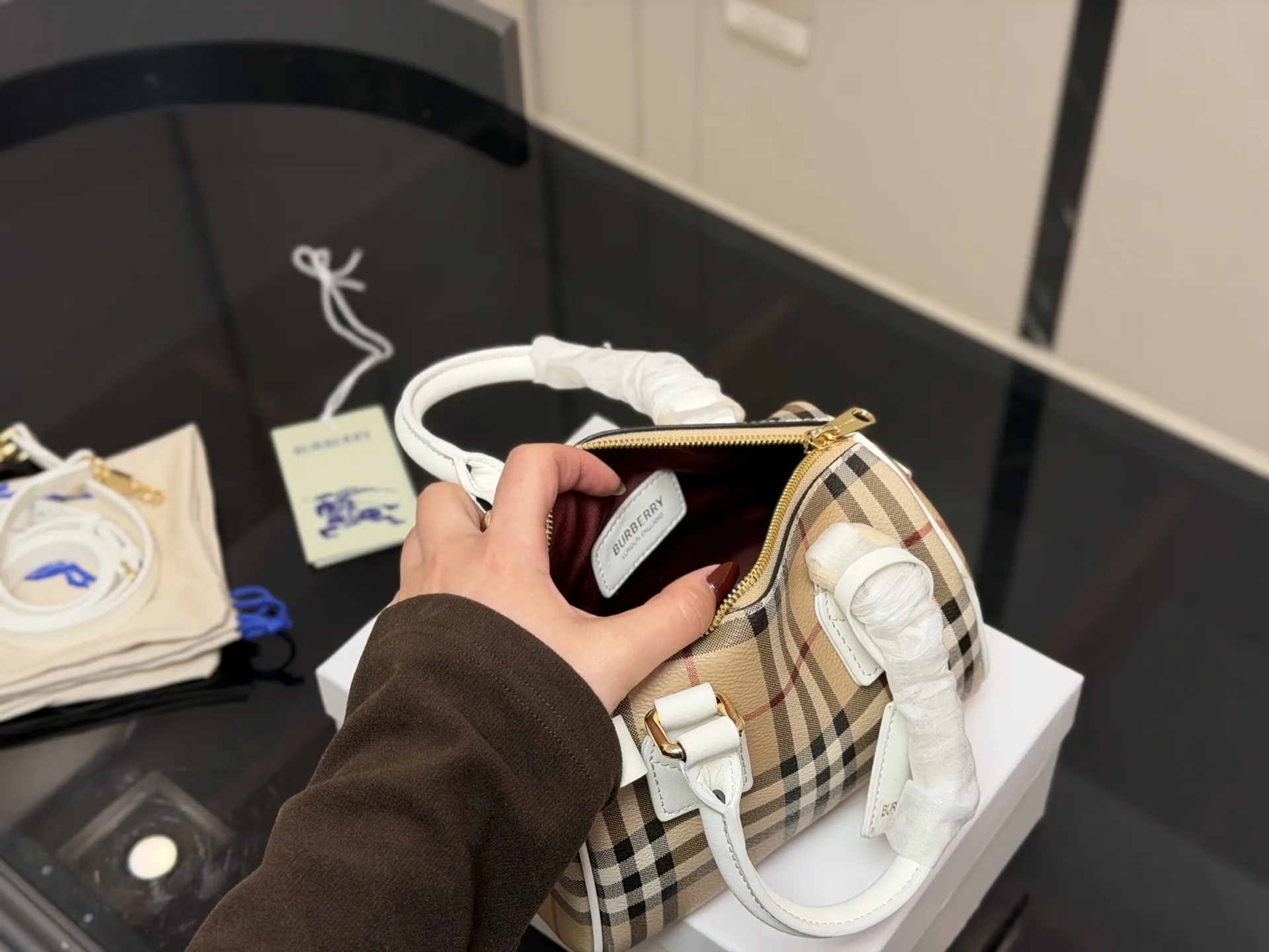 &yen;160 配盒 size:20.13cm 巴宝莉｜敲可爱的枕头包~ 多配色、手提斜挎随心搭配~