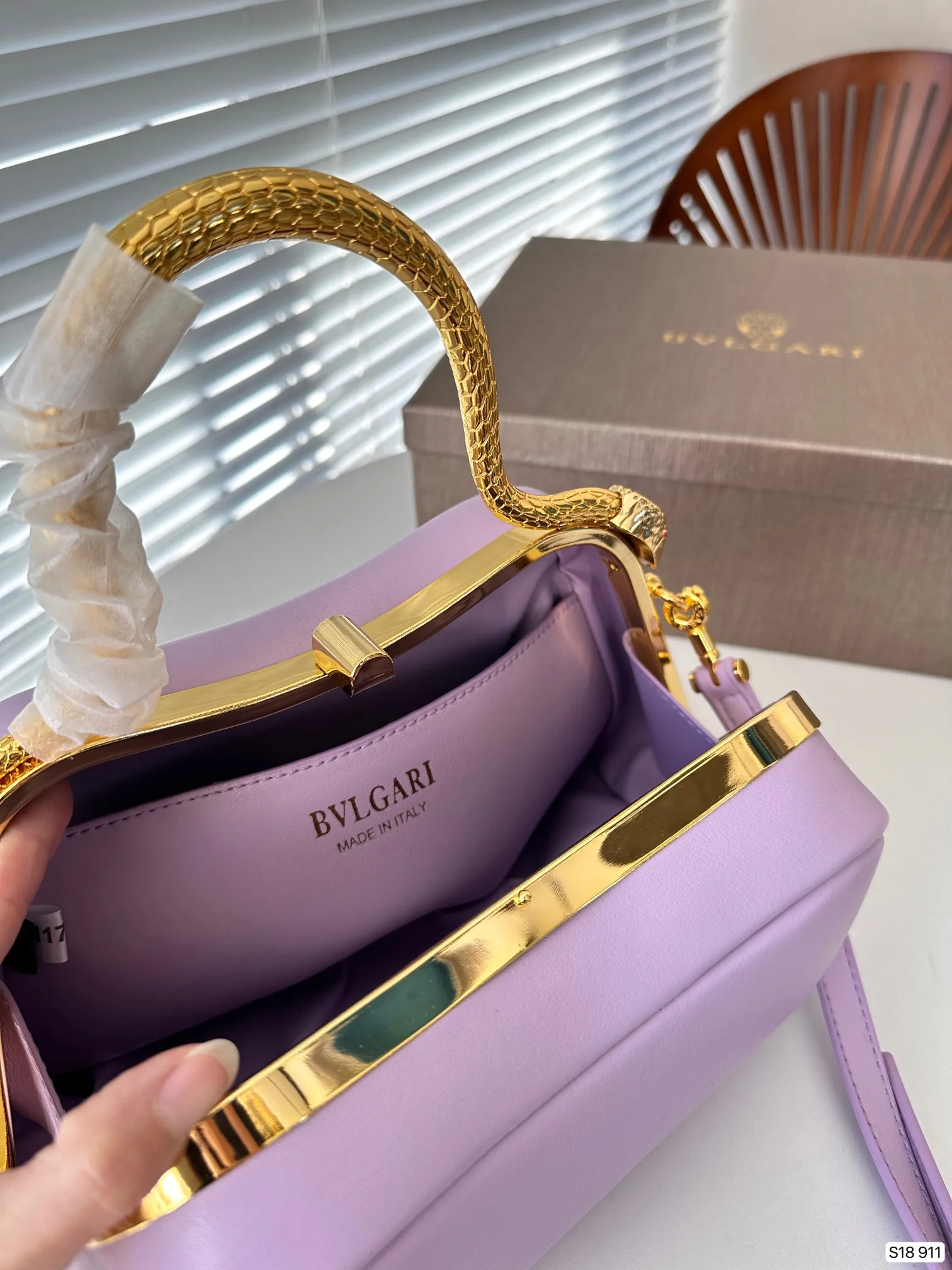 P140 配盒子 酷女孩必备单品甲宝格丽蛇头包 哇塞~这金属蛇形手柄高级感满满 拽拽的金色搭配, 既可手提也可肩背、斜挎 神秘而又酷炫,让人着迷 尺寸:28 14 货号911