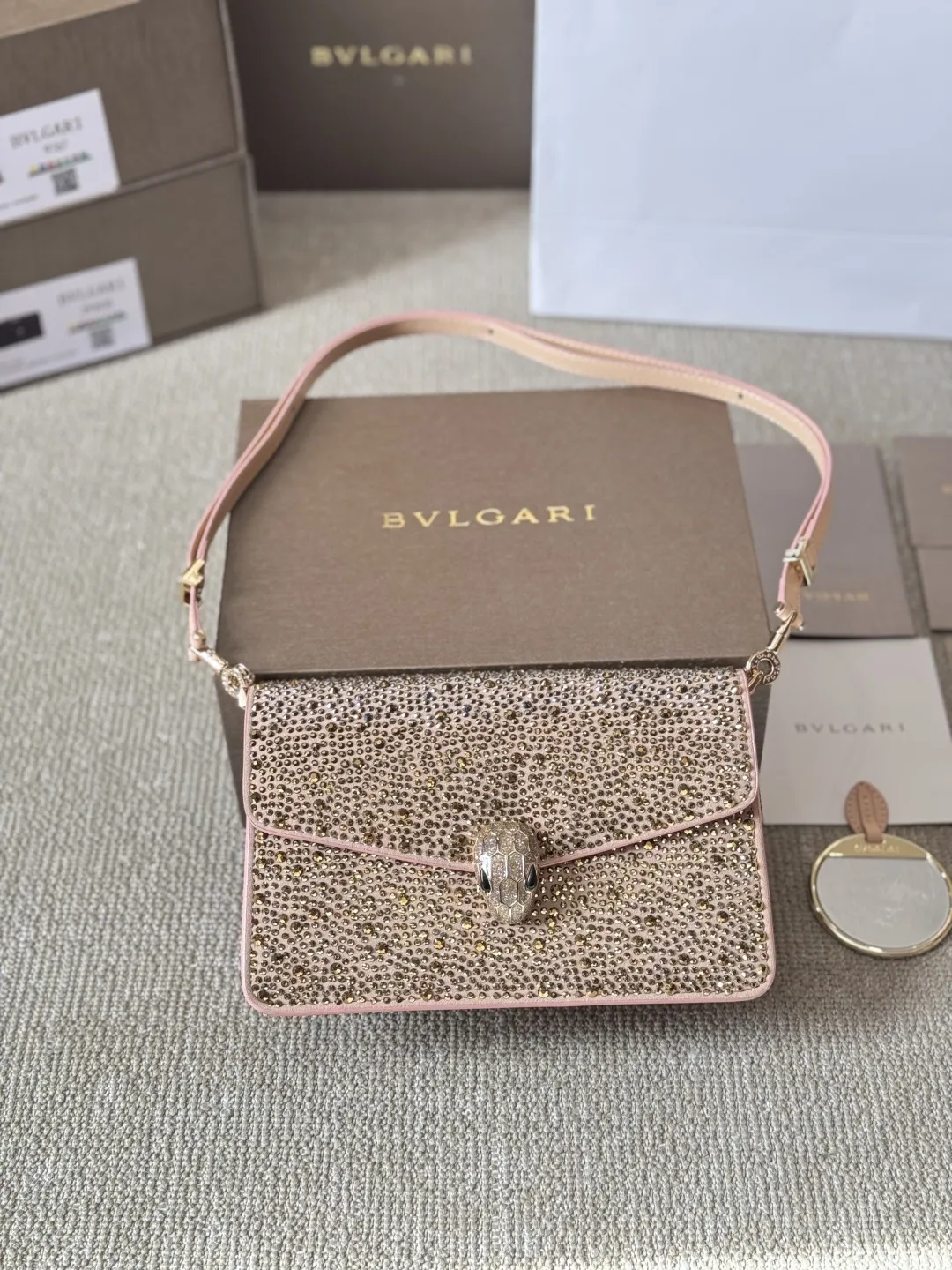 顶级原单 纯牛皮 p245 宝格丽Bvlgari 神仙合作款 Ss25限定系列 撞色新款 原版珐琅蛇头 A爆啦 原单品 Woc风琴包 内里原版隔断 [得意]可单肩可斜挎 万年不过时 专柜对版 彰显高级品味 如果女人衣柜里面没有一款宝格丽就称不上一个完美的女人❤️进口原版珐琅蛇头扣 五金扣好质感巨百搭，质量好到爆棚 版型油边超级牛[得意][得意]细节决定品质[玫瑰]尺寸：20 16cm