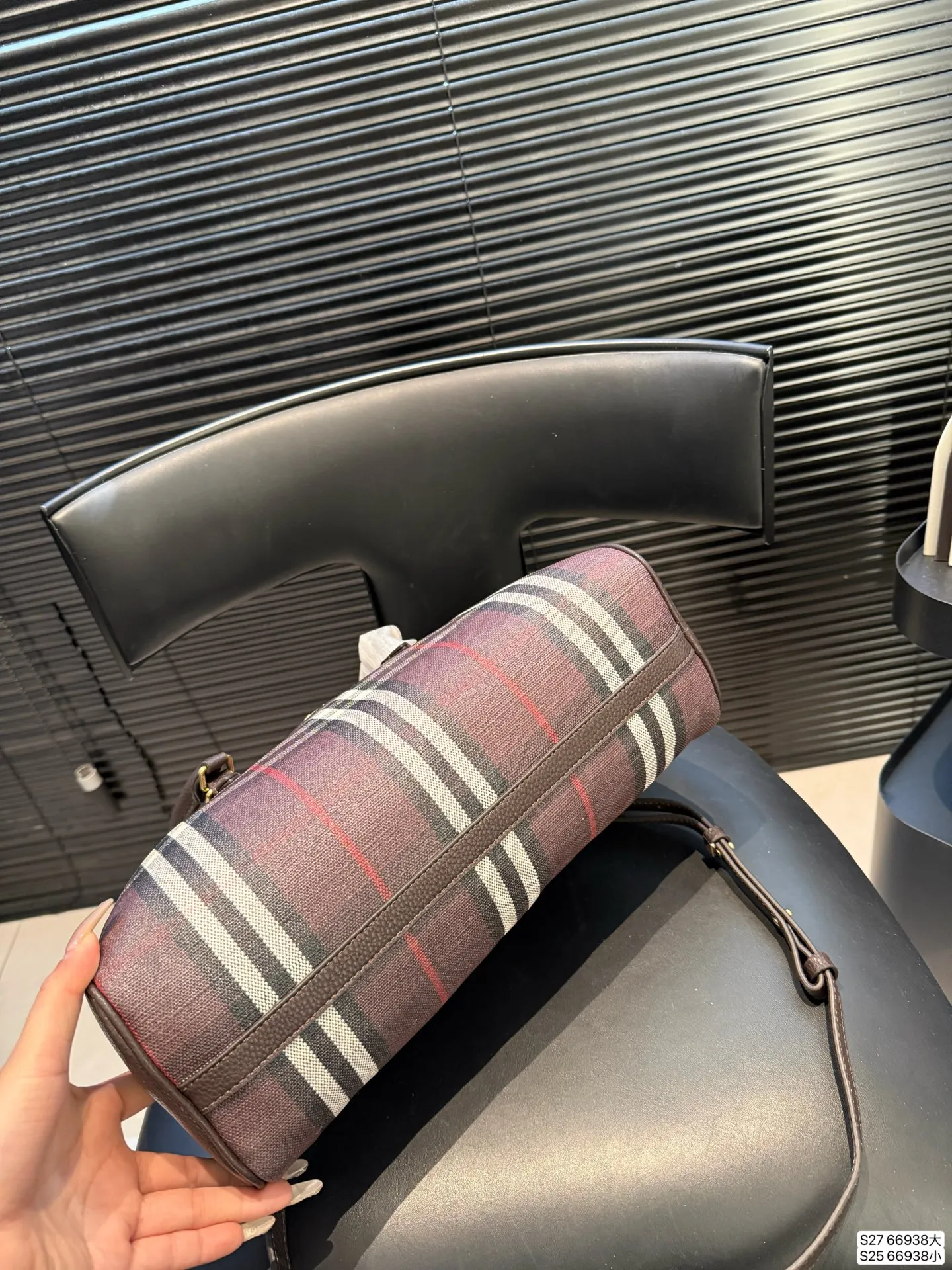 大号P185小号P175 巴宝莉一眼沦陷的复古优雅 救命！包包也太戳我心巴了吧🥰 经典的格纹元素，搭配复古的贝壳包型，真的是把优雅刻进了DNA里！ 它的容量也超棒，日常出门需要带的手机、口红、粉饼什么的，都能轻松装下。而且还有长肩带，可以手提尺寸大34 18 小19 13 货号66938