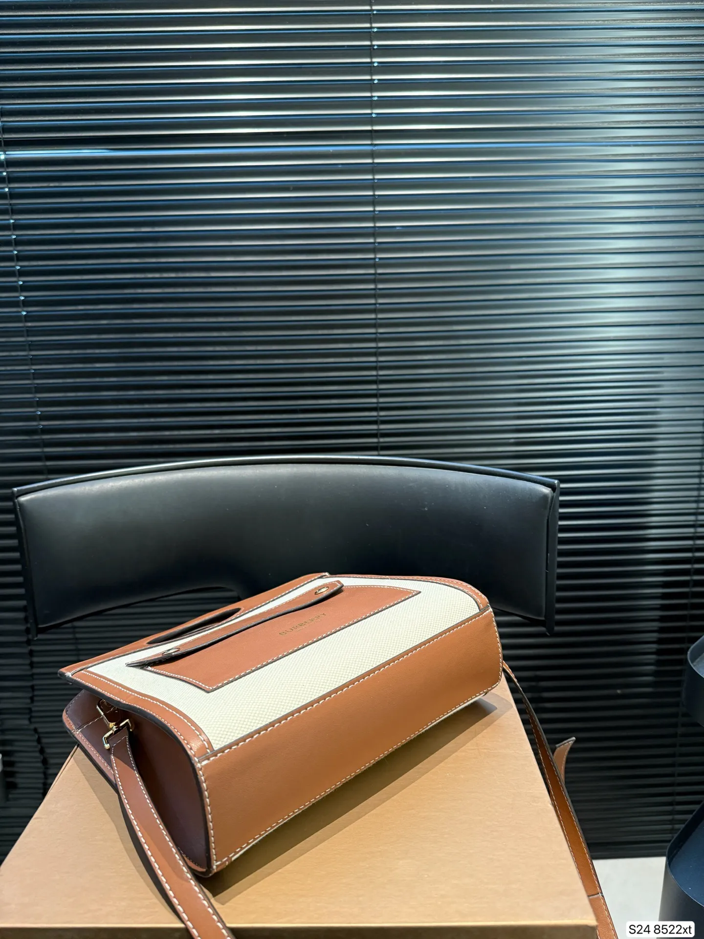 P170 配折叠盒 这款包包算是Burberry家的爆款啦‼️白棕双拼,满满的复古文艺风,又有一种优雅的高级感,更是时尚达人明星街拍的常客了~ 尺寸23 22 货号8522