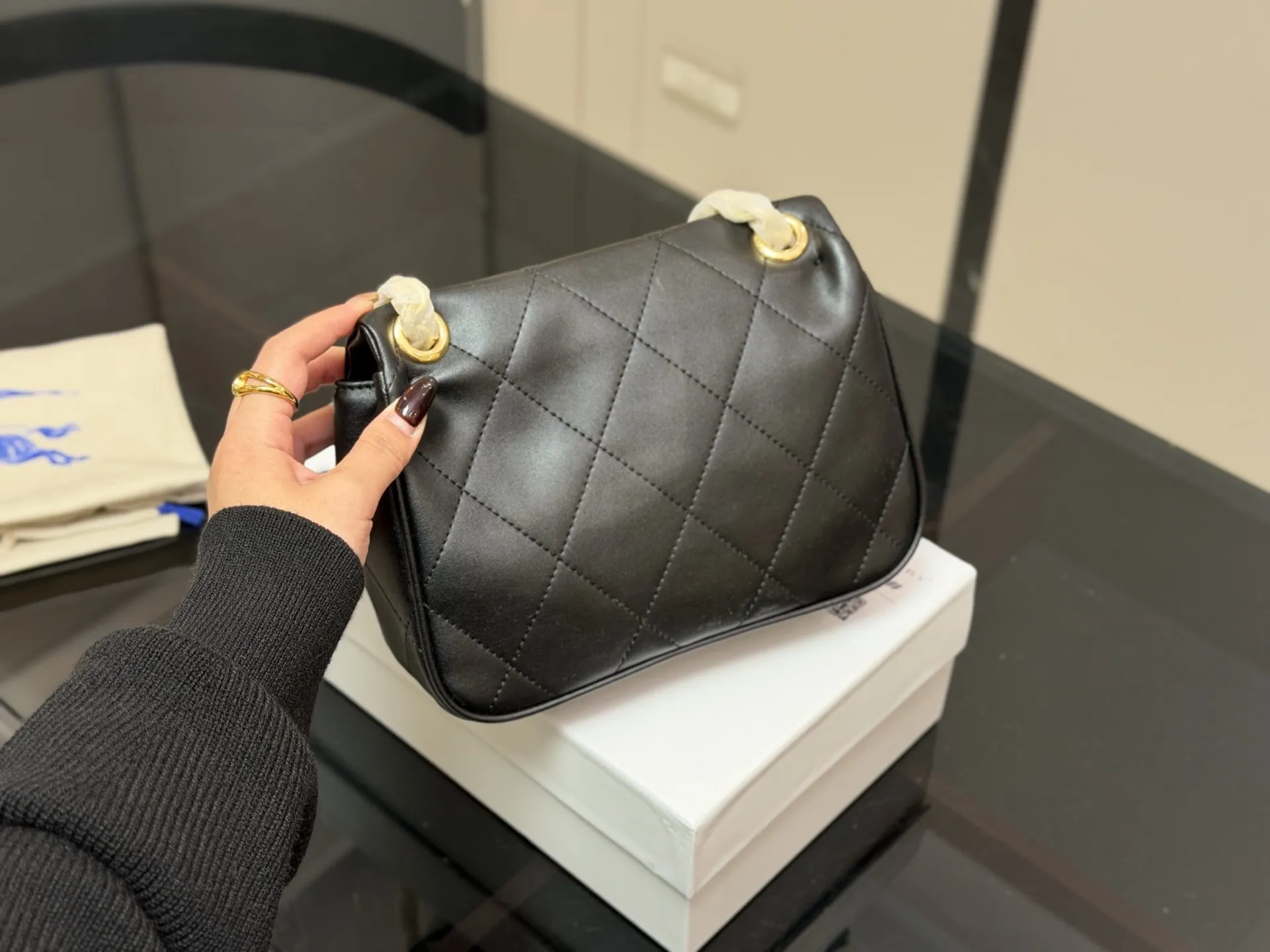 &yen;190 配盒 size：23*17cm 巴宝莉Lola 新品链条包 皮质加上珩缝工艺 写满了高级！ 和我的基础款怎么搭都好看！