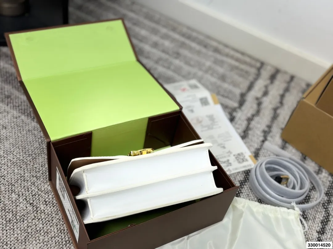 p170 配礼盒 Burberry巴宝莉TB金扣豆腐包 白色超美太适合春夏了 尺寸22.15