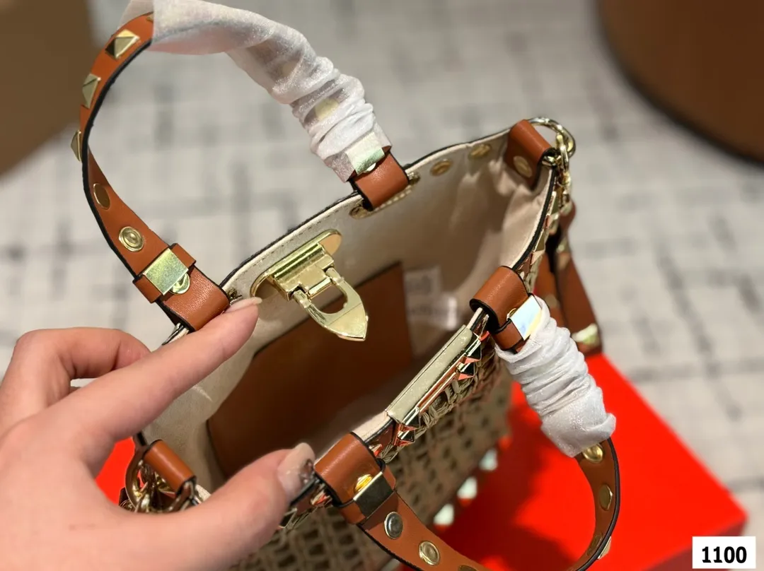 P175 配折叠盒子 Valentino 华伦天奴编织包24春夏浓浓的度假风,却也适合日常觉得这样的包包得有一个,毕竟,海浪、沙滩,没人想拒绝# 尺寸:16 18.5