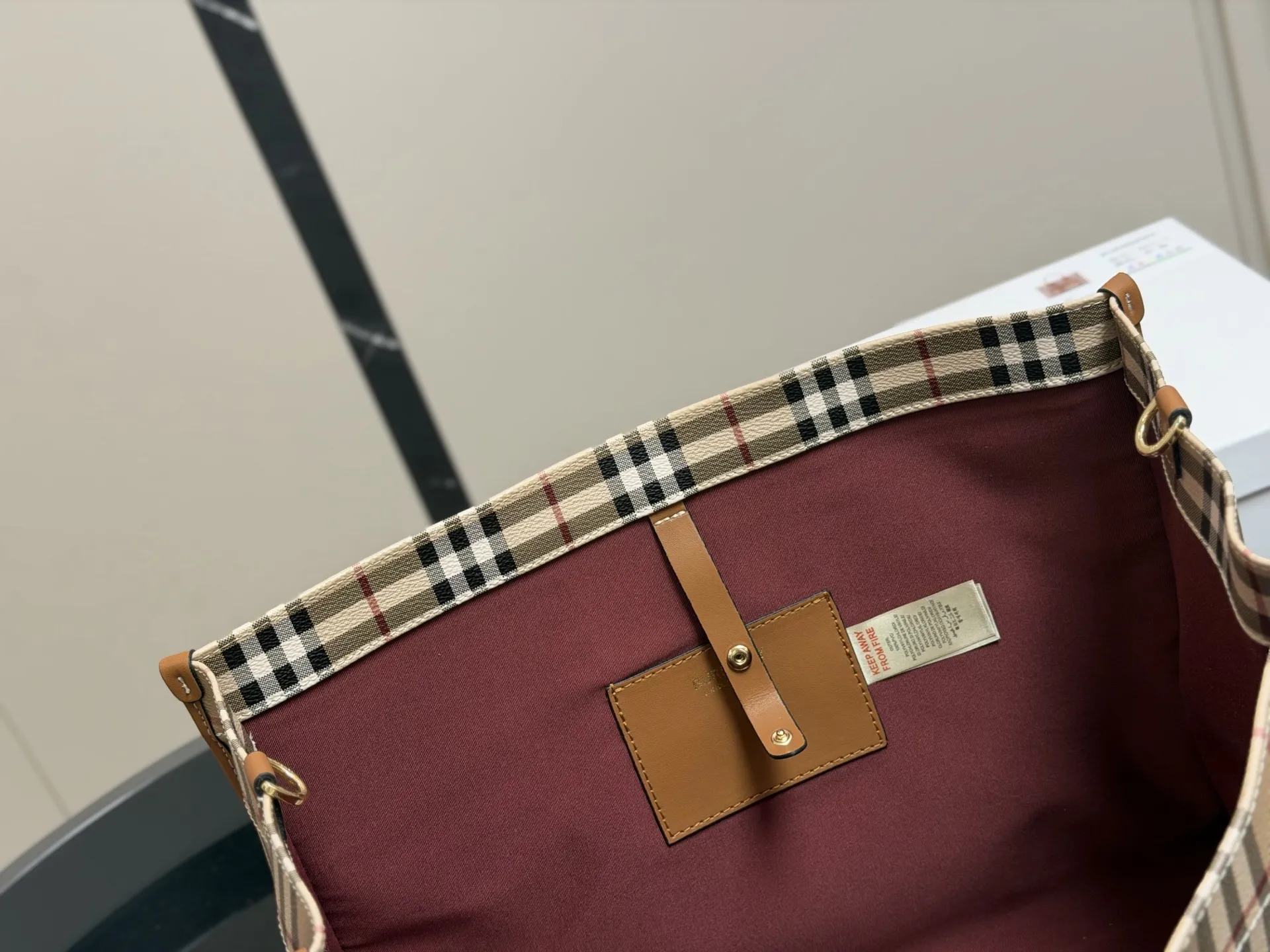 ¥210 ¥180 size: 38.28cm 23.20cm 巴宝莉Freya 帆布tote(托特) 方方正正的外形自带一股复古学院气息! 真的好爱粉色 夏天小托特的不二选择!