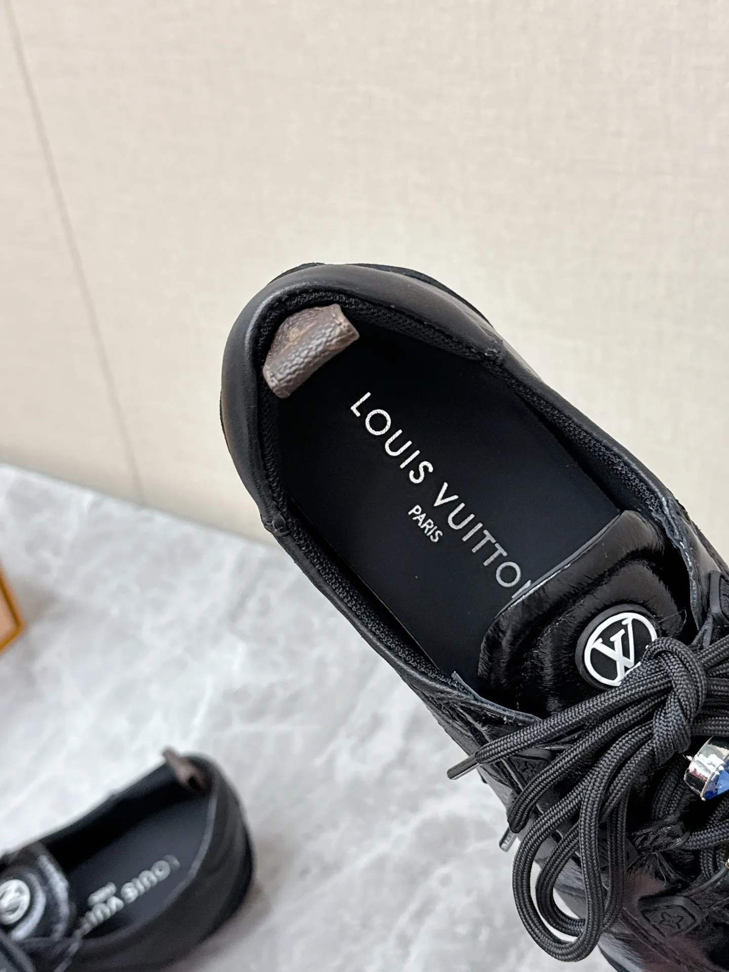 💰320 Louis Vuitton路易威登驴牌春夏Sneakerina系列 芭蕾运动鞋 德训鞋 平底鞋 原版三对购入开发完美复刻Sneakerina 芭蕾风运动鞋以丝滑绒面牛皮革塑造流畅线条 兼具芭蕾舞鞋的轻盈构型和运动鞋的舒适质感。侧面 LV 标识和Monogram 帆布后袢带丰富细节，Sacchetto 工艺和 TPU 外底升级轻柔穿着体验 底厚：1.5CM 面料: 原版定制进口头层牛皮 内里：原版定制透气网里鞋底：原版开模注塑TPU材质Size: 35-42（41 42定制）