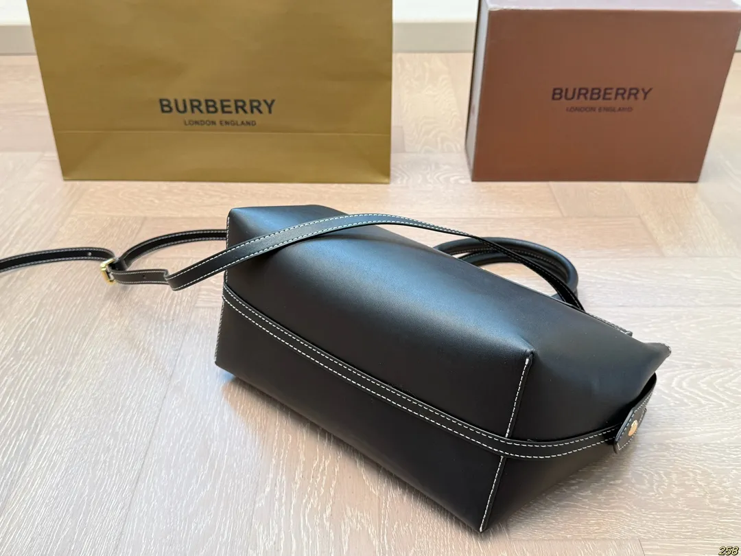 ¥160 Burberry 巴宝莉👜 简直必备款 上身真的很好看 经典气质款 日常出行 容量很大 尺寸28 20