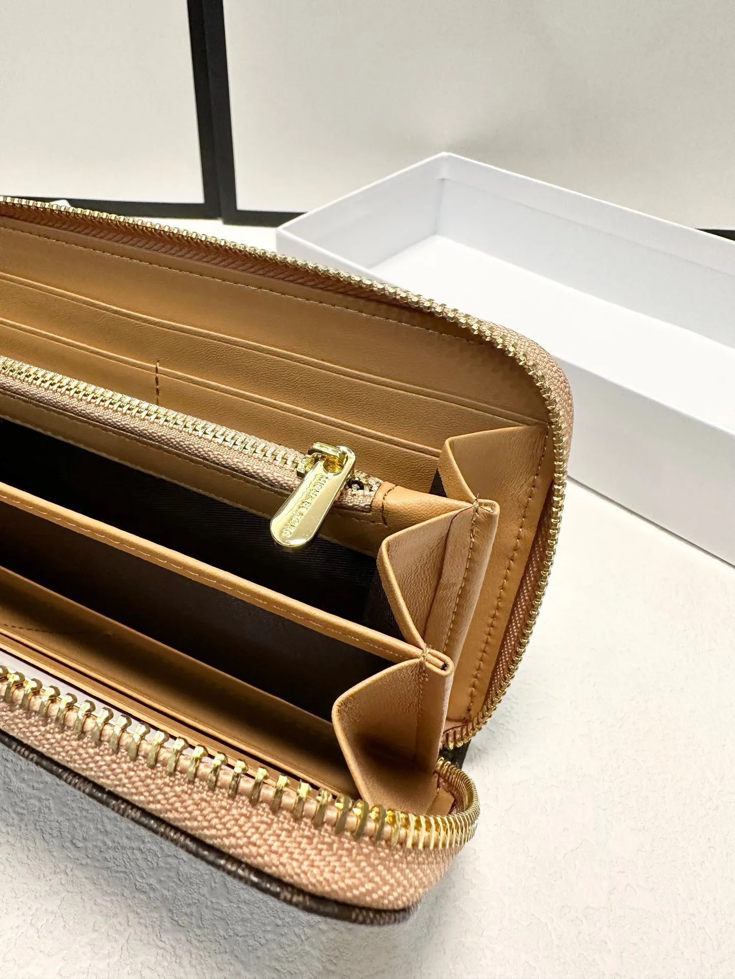 P95🎀🎀颜色 咖🎀尺寸 19x10🎀实拍MK✨优质牛皮🐂手感一流👏时尚设计💋潮版百搭，简约大方，经典永不过时💍单拉链钱包