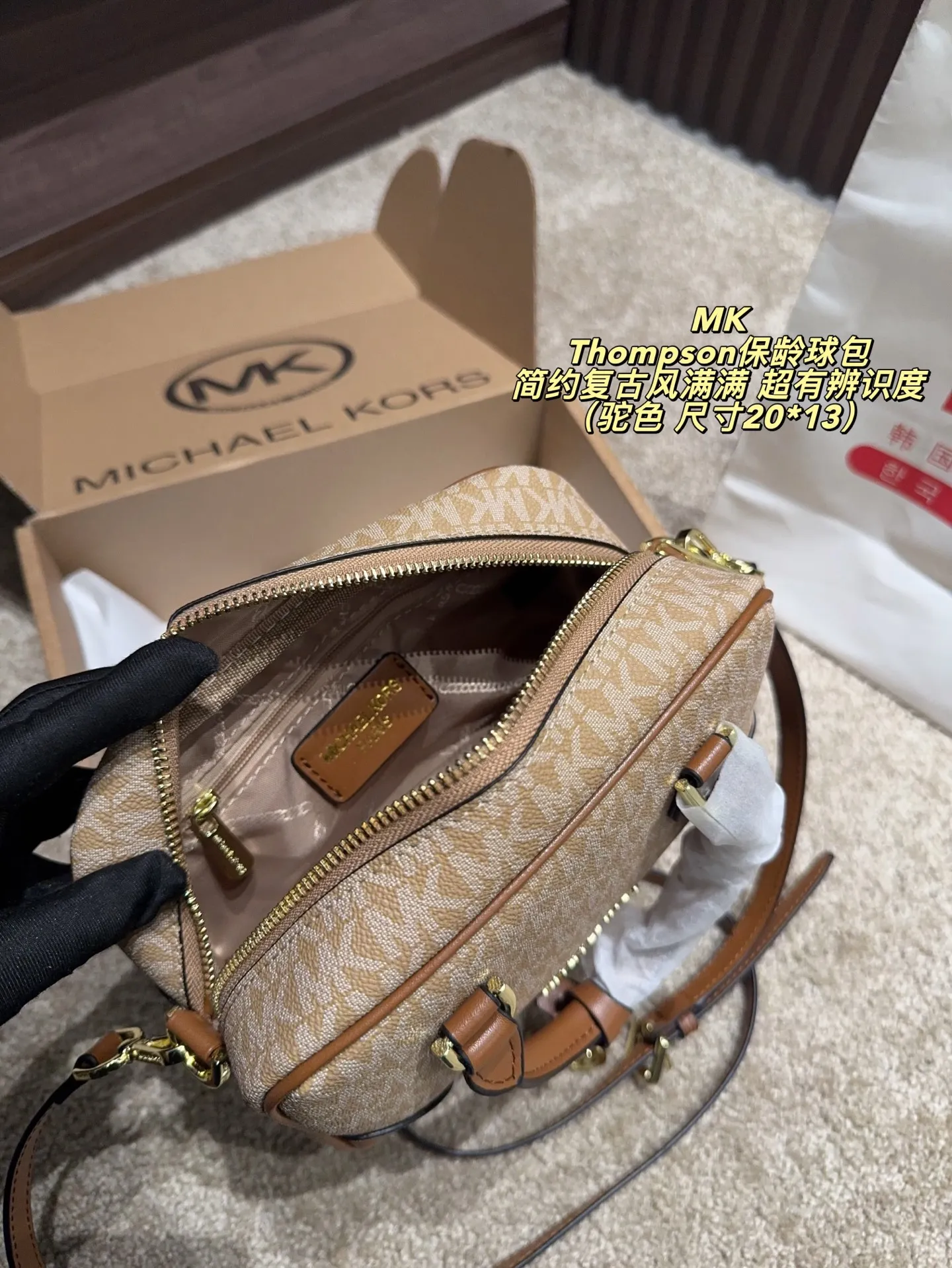 P160配飞机盒⚠️尺寸20*13 MK Thompson保龄球包 经典老花帆布+棕色皮革拼接,简约复古风满满!日常通勤、出街都超实用,手机、钱包、钥匙轻松装下。肩带可调节,手提、斜挎随心切换,百搭又灵活。正面MK金属吊牌超有辨识度,时尚感拉满,是MK家超火的热门款