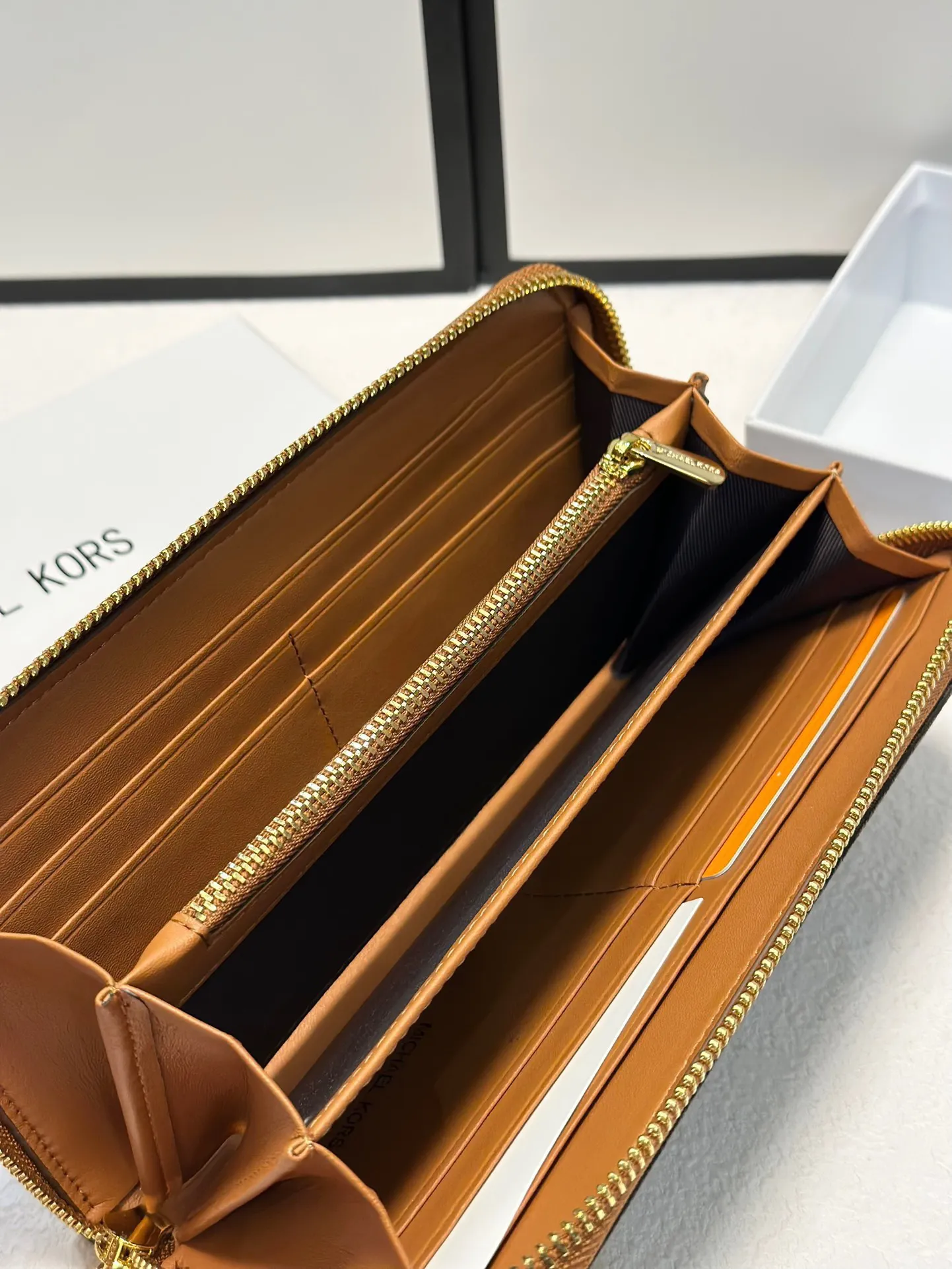 P95🎀🎀颜色 咖🎀尺寸 19x10🎀实拍MK✨优质牛皮🐂手感一流👏时尚设计💋潮版百搭,简约大方,经典永不过时💍单拉链钱包