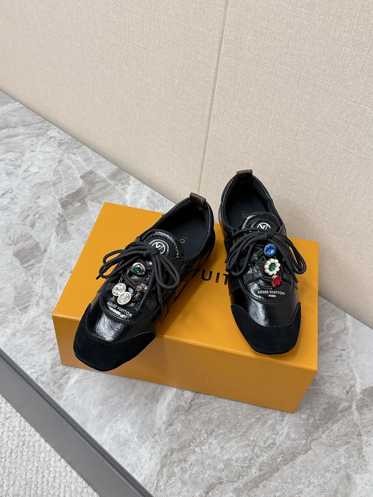 💰320 Louis Vuitton路易威登驴牌春夏Sneakerina系列 芭蕾运动鞋 德训鞋 平底鞋 原版三对购入开发完美复刻Sneakerina 芭蕾风运动鞋以丝滑绒面牛皮革塑造流畅线条 兼具芭蕾舞鞋的轻盈构型和运动鞋的舒适质感。侧面 LV 标识和Monogram 帆布后袢带丰富细节,Sacchetto 工艺和 TPU 外底升级轻柔穿着体验 底厚:1.5CM 面料: 原版定制进口头层牛皮 内里:原版定制透气网里鞋底:原版开模注塑TPU材质Size: 35-42(41 42定制)