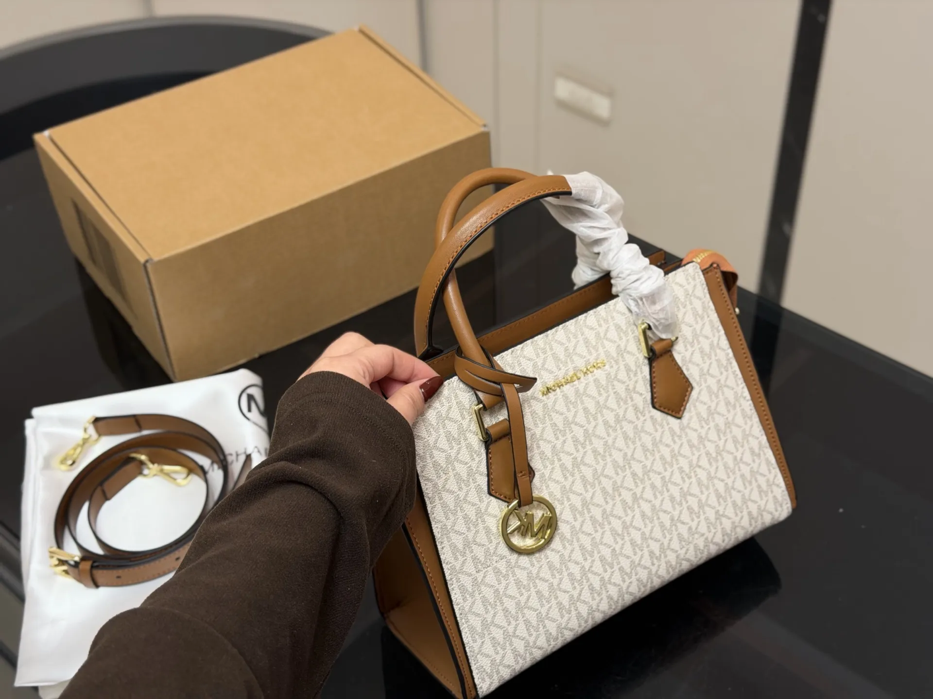 &yen;170 配盒 size：26*20cm mk 新品 你会发现它越看越好看！ 实用型 容量大