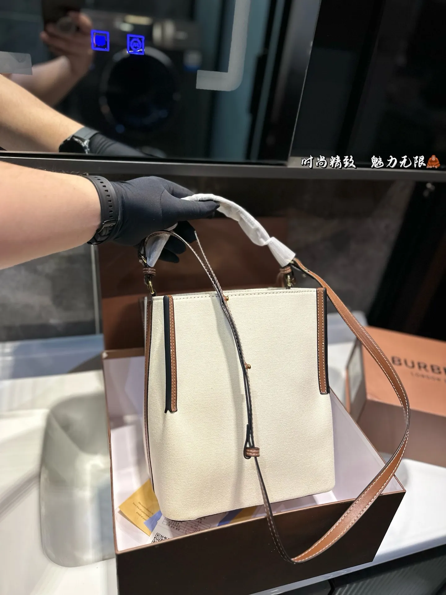 ❤️p130❤️ Burberry越来越文艺了 很久没有巴宝莉有这样心动的感觉了之前也只见过官宣照片 实物到手才发现比想象中的还要美简直一见钟情自从 Riardo tisci加入Burberry 以来搞了好多大事件!启 用新logo 开创新monogram打造全新包款 今年春夏毫不张扬低调上线的帆布系列包包 简直就是偷心多少人感叹因为这几款帆布包 也变成了不敢随便进的店新款的帆布水桶包不仅好看 造型和其他帆布包也不太一样特别的样式自带vintage气质帆布面料比全皮的看起来更有质感更特别自带文艺小清新的气息 上身搭配也是超乎想象的显气质 尺寸21*25.5cm