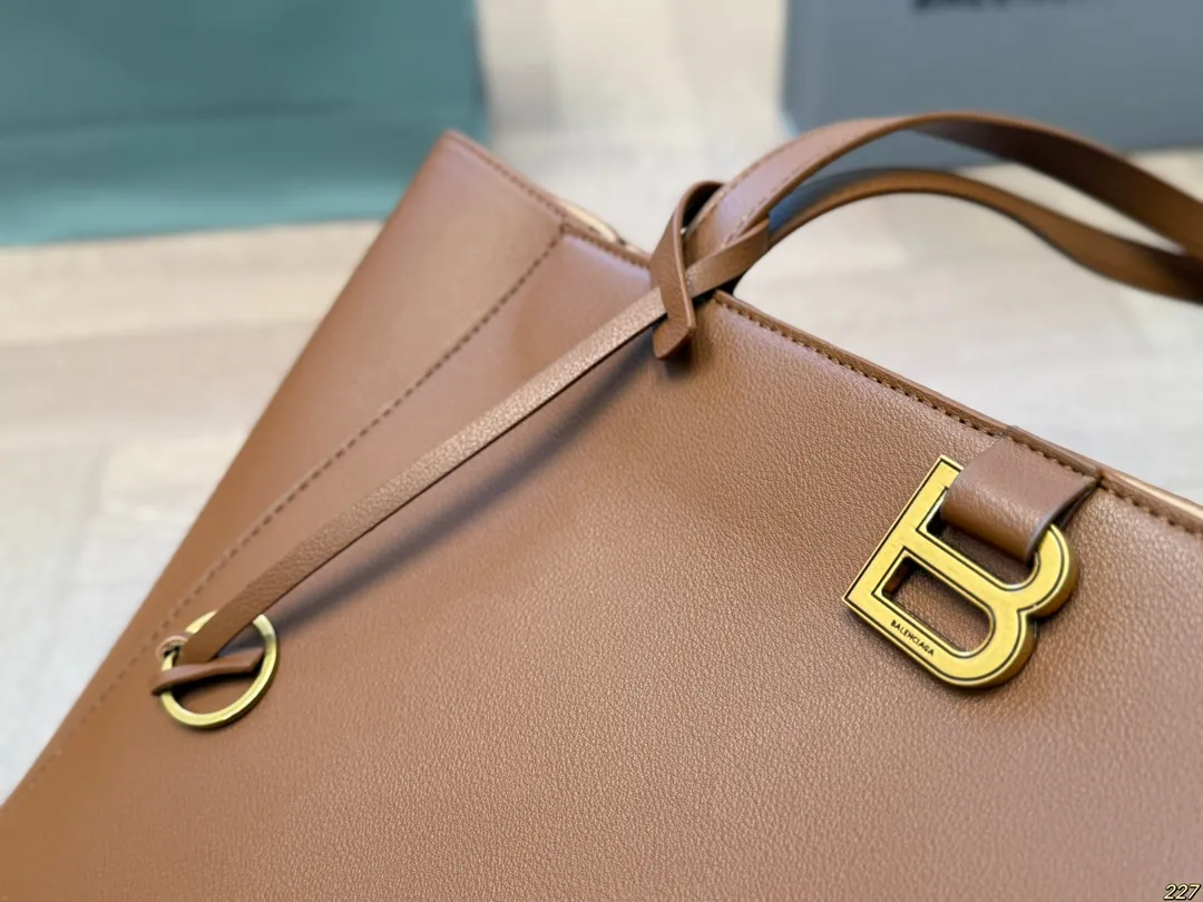 &yen;140/&yen;135 BALENCIAGA巴黎世家 Hampton Carry All托特包❤️ 低调有质感，独特的艺术气息 标志性logo 辨识度超高～ 设计简单新颖。相当有质感✔️ 空间超大 质感超好很厚实但又不失柔软‼️ 尺寸36 27/24 26