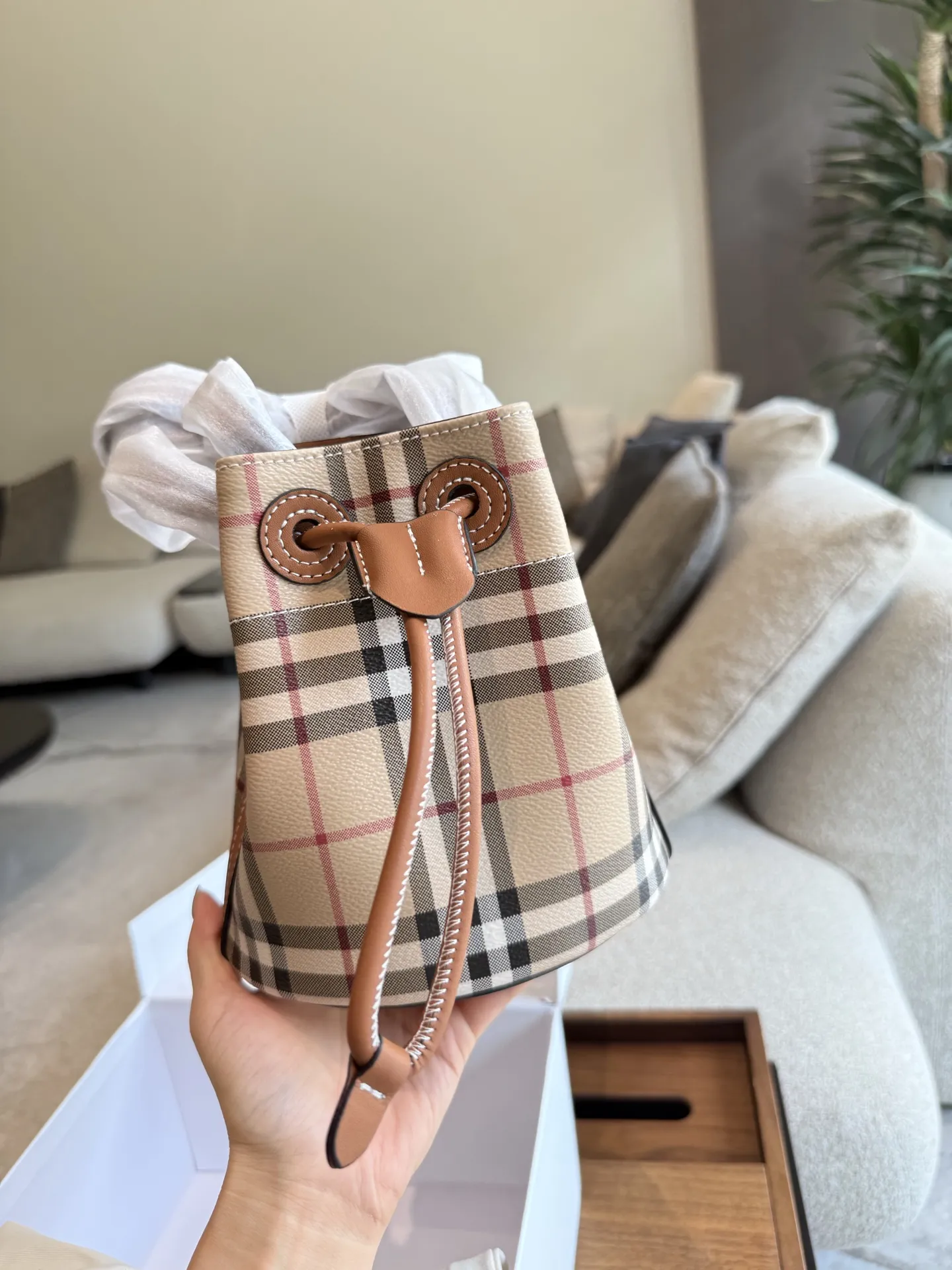 p165 年底到了。2快来-只BURBERR发财桶到发财$水桶包，选用涂层棉质混纺面料打造。于意大利工坊精制而成。 秋冬必备百搭斜挎包. 满满的高级感，时尚女士必备。 商品规格:16.5 x11x 18.5cm,肩背带最短垂直佩戴长度:48cm，肩背带最长垂直佩戴长度:54cm