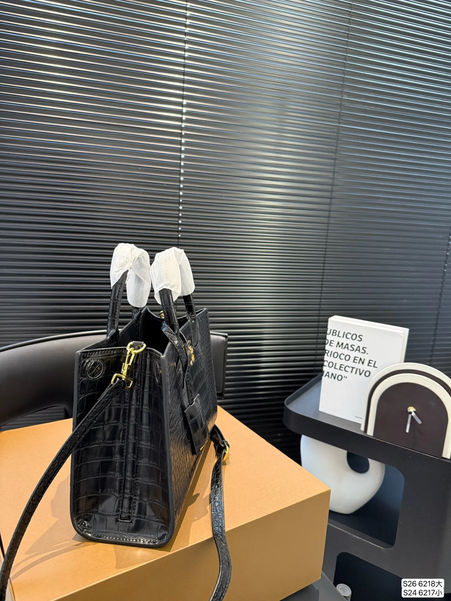 大号P180 小号P170 配折叠盒子巴宝莉Burberry |托特包 新款托特包包啊！ 侧面吸口模式 手提的同时 蒂一根长肩带可以斜挎和单肩！ 快来买呀 尺寸：大号33 24 小号27 21 货号大6218 小6217