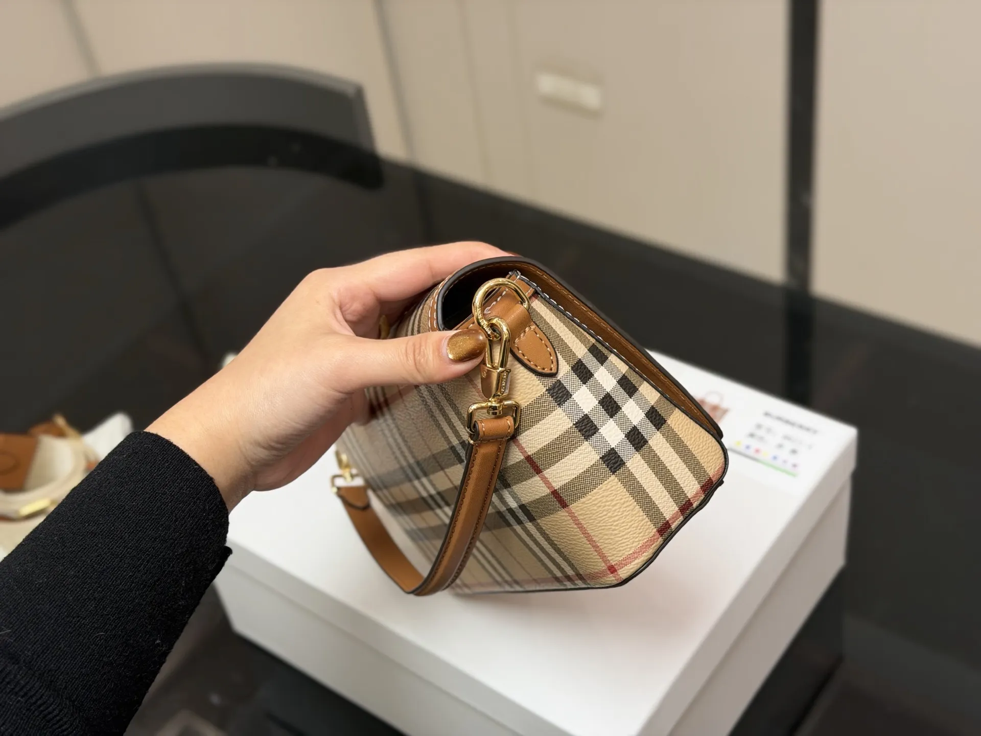 &yen;170 配盒 size：24*13cm 巴宝莉帆布邮差包！ 自带vintage气质。 橄榄绿看起来更有质感，更特别。