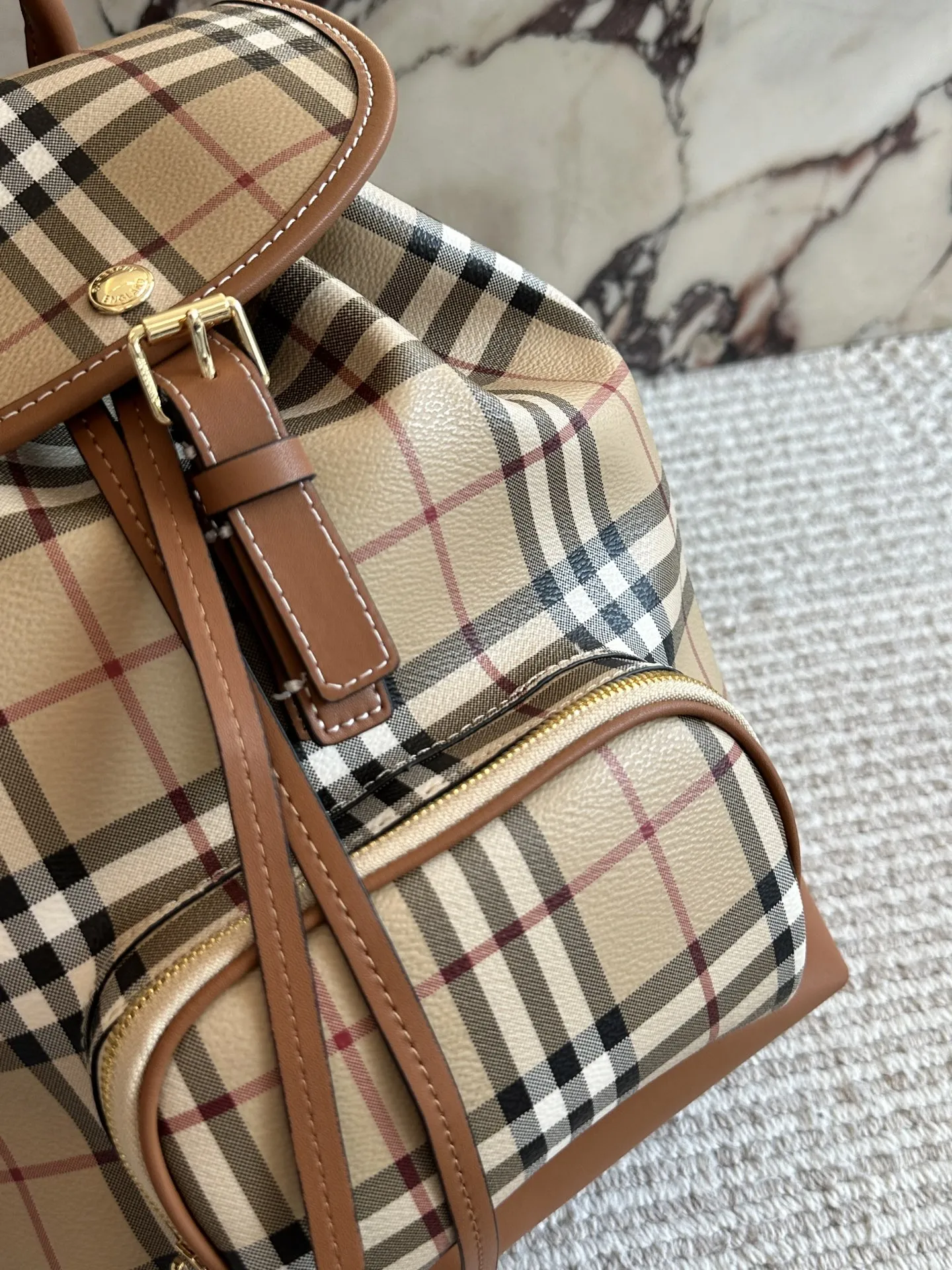 p195 超级乖的格纹双肩包 终于终于到货啦!!!这要经典格纹的女士双肩包, 不要 太乖哦背起来一白容量也很大, 经典又百搭,博柏利双肩 包#享 #burberry #格纹双肩 包27×35