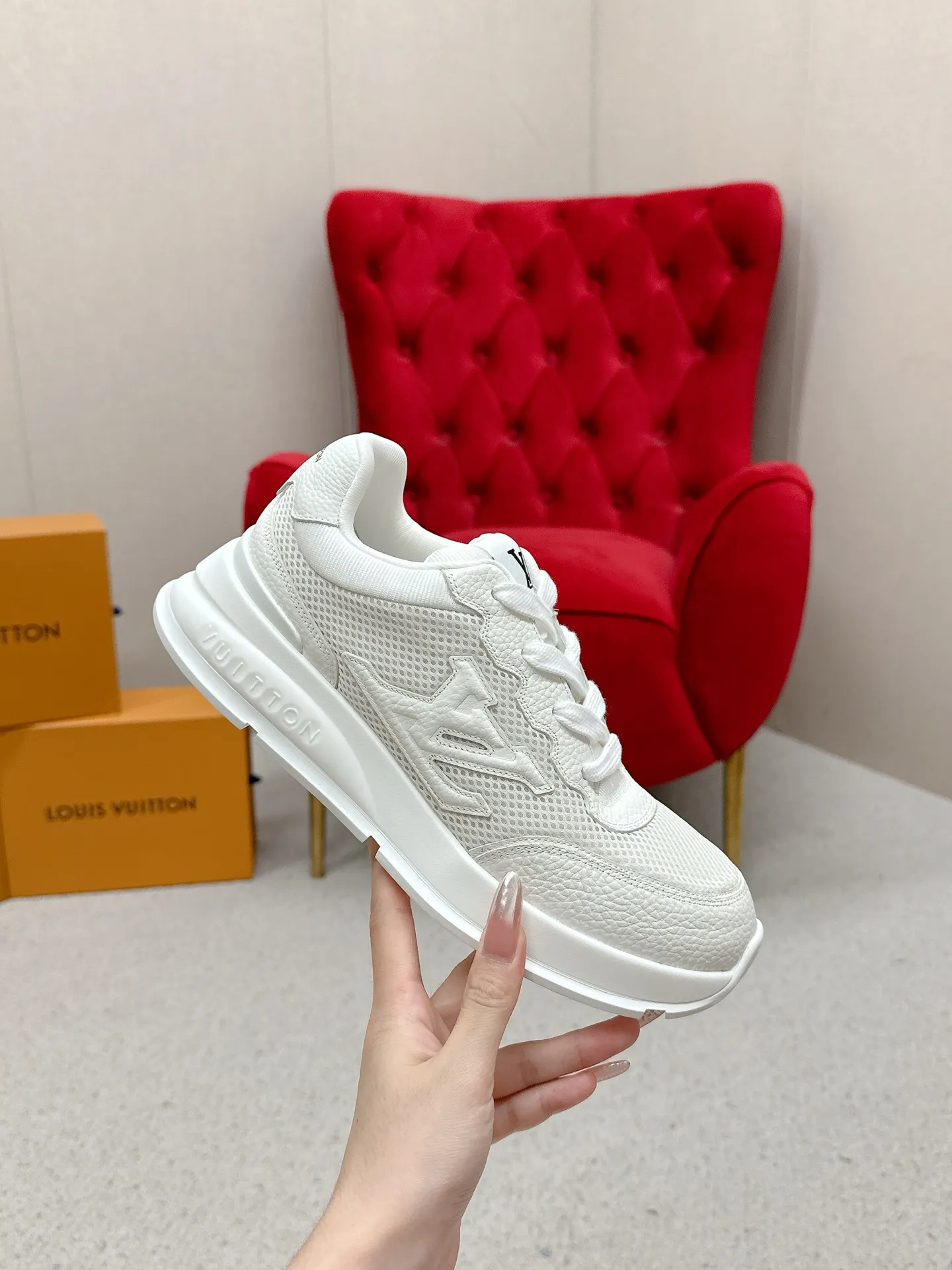 💰320 LV路易威登春夏最新款运动鞋 2025春夏新款 顶级版本‼️原版一致专柜主打最新款休闲鞋 硬货上新✨代购级别！高级感十足！国内外博主刷爆的一款，复古又时髦 增高神器 上脚美炸了！穿上满满的幸福感！官网主推款 ▪️鞋面:荔枝纹小牛皮（纹路细腻不是很粗那种）面料▪️内里:意大利进口透气纱网 ▪️大底:原版开模TPU大底▪️Size男39-44（男款45定制）