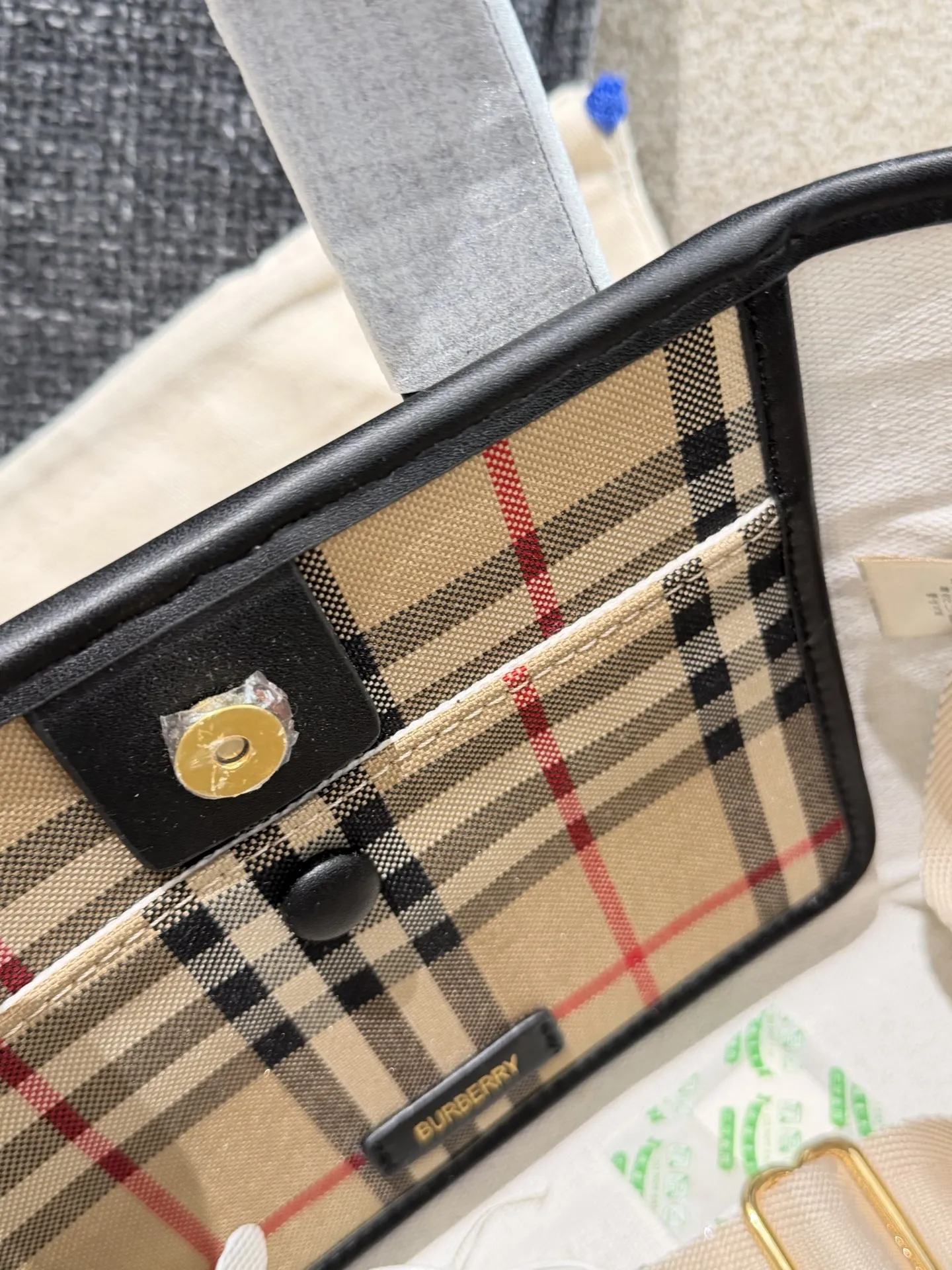 p150 Burberry家最新格纹迷你托特包,选用棉质帆布面料打造,格子面料搭配光滑皮革顶部提柄,有可调式斜背带。 顶部皮革提柄 可调式网纹肩背带开放式包口设计,搭配磁扣开合内侧口袋采用磁扣开合 尺寸 27/16.5/10